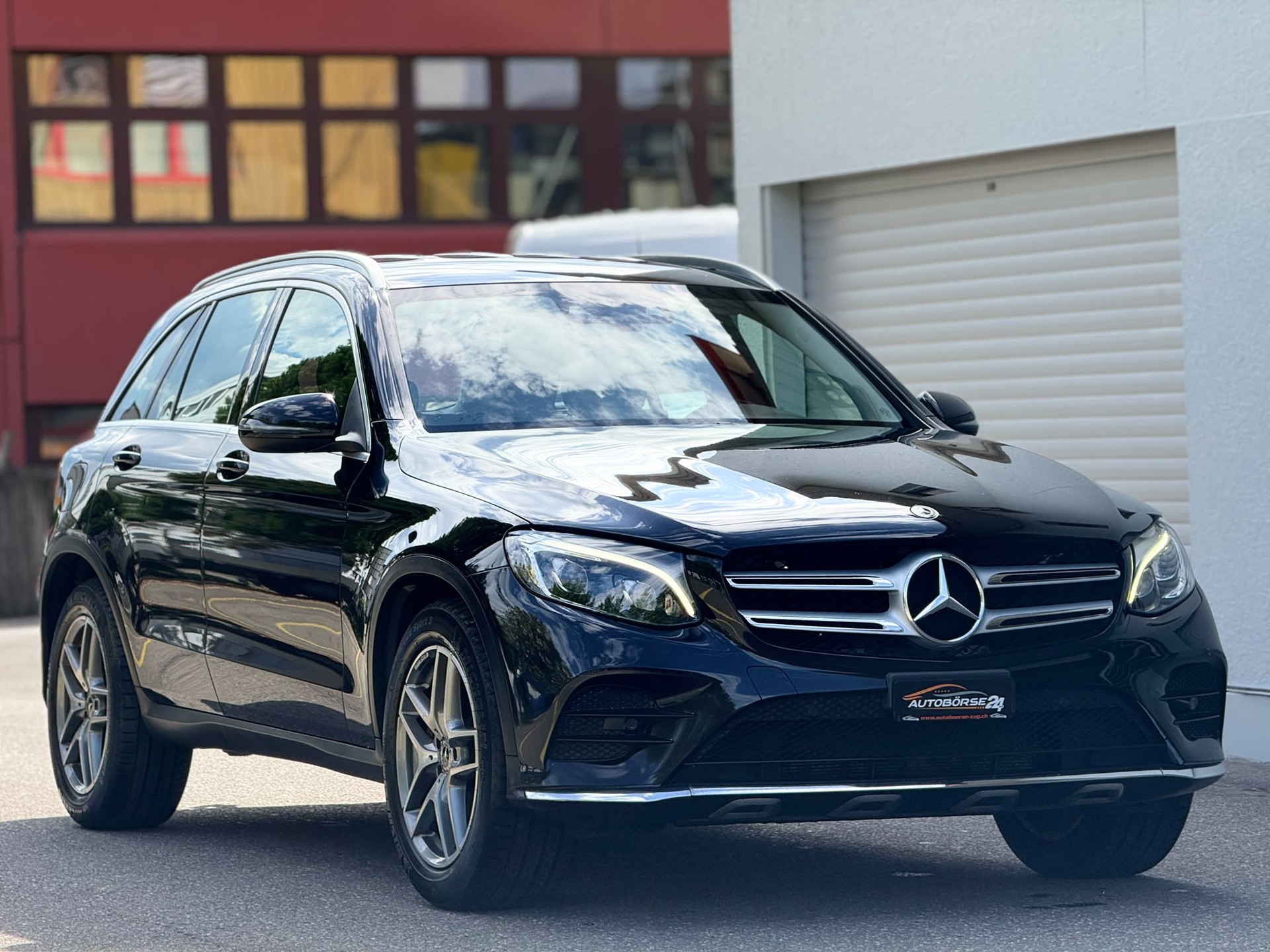 MERCEDES-BENZ GLC 250 AMG Line 4m-showroom-element-1