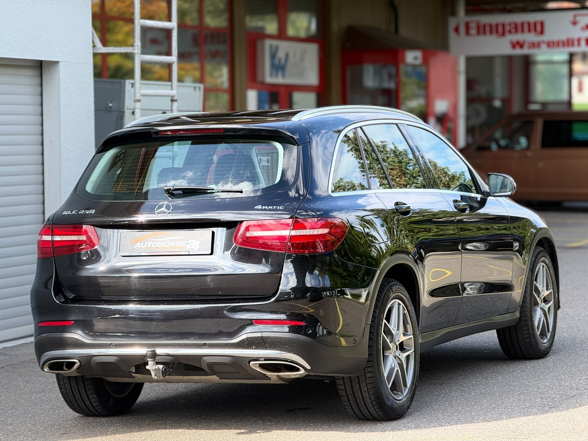 MERCEDES-BENZ GLC 250 AMG Line 4m-image-4