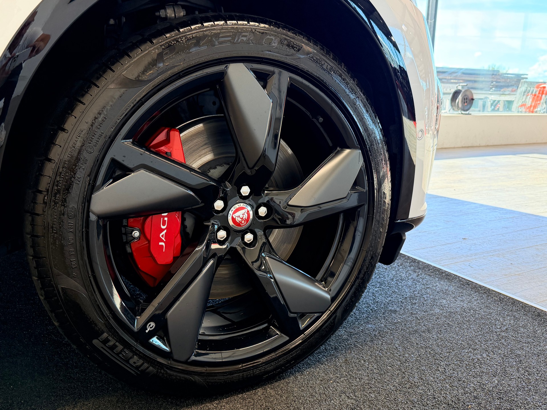 JAGUAR F-Pace 5.0 V8 SVR P550 AWD-image-6