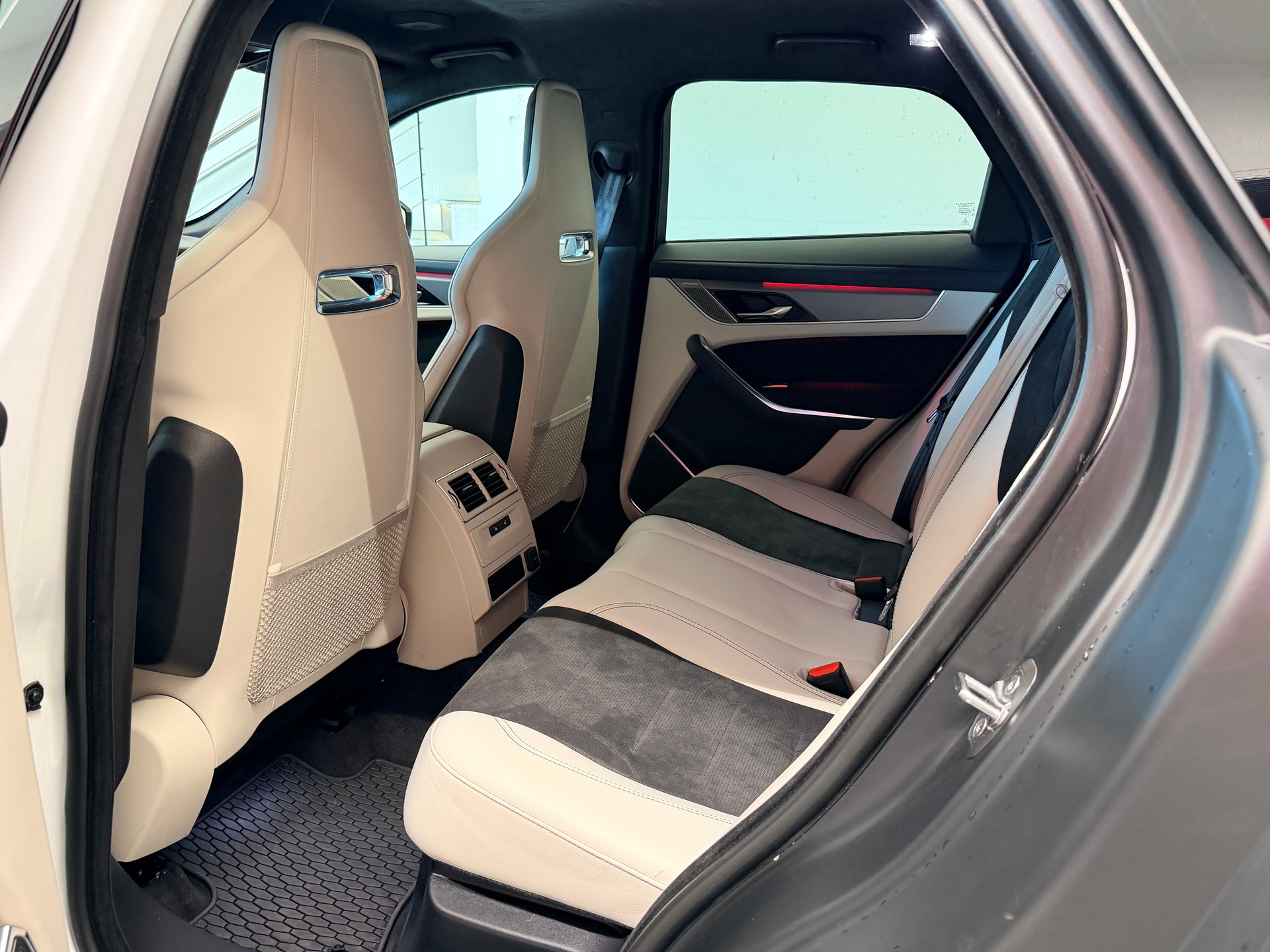 JAGUAR F-Pace 5.0 V8 SVR P550 AWD-image-17