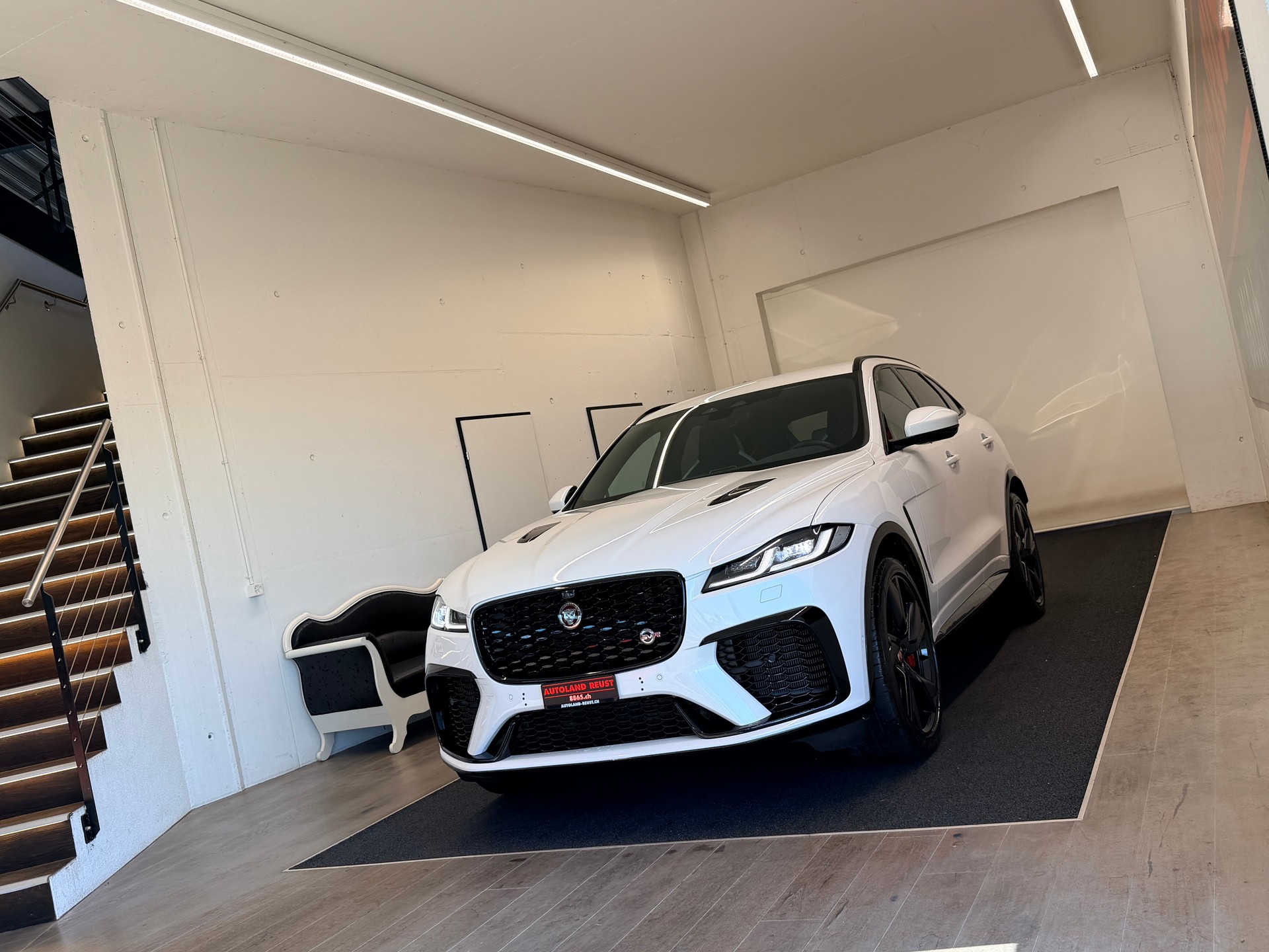 JAGUAR F-Pace 5.0 V8 SVR P550 AWD-showroom-element-2
