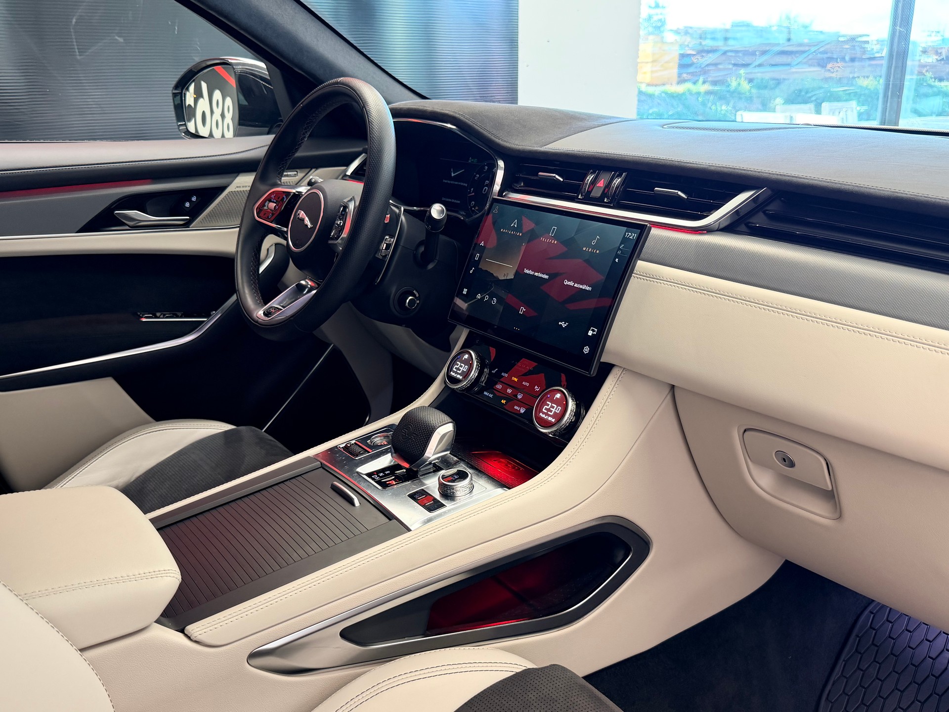 JAGUAR F-Pace 5.0 V8 SVR P550 AWD-image-22