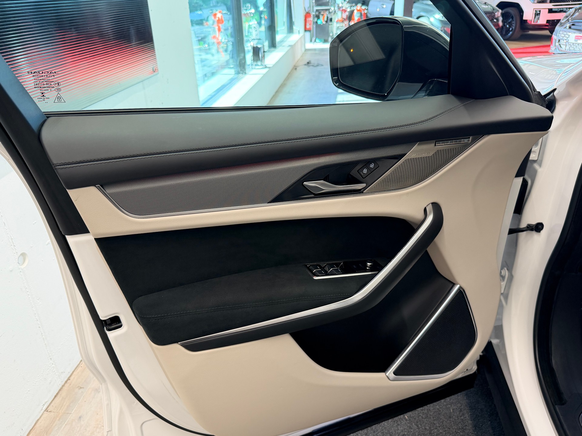 JAGUAR F-Pace 5.0 V8 SVR P550 AWD-image-13
