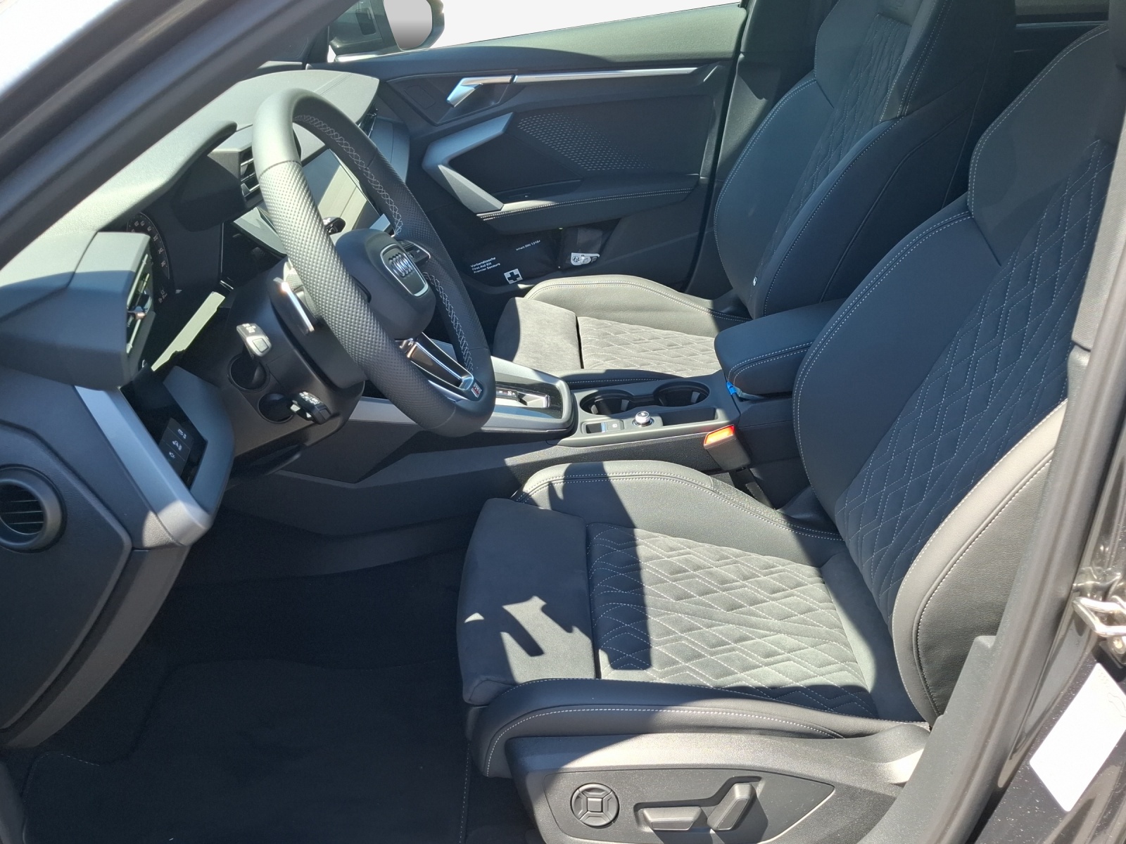 AUDI A3 Sportback TFSI 110 kW S line Attraction S tronic-image-13