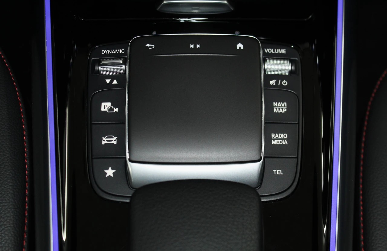 MERCEDES-BENZ GLA 220d 4Matic AMG Line 8G-DCT Sport-Paket Black / CH-Fahrzeug-image-15