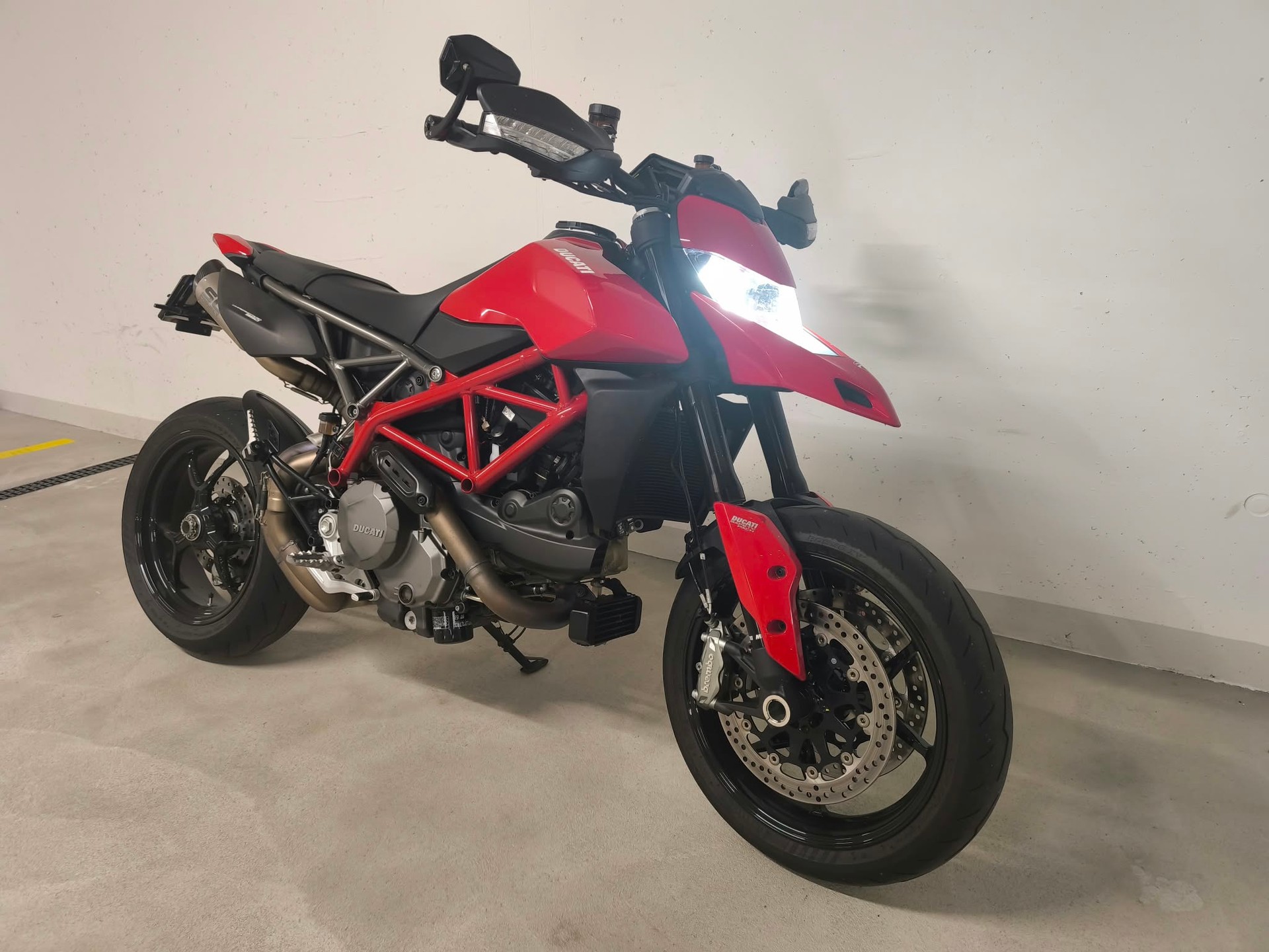 DUCATI Hypermotard 950-showroom-element-2