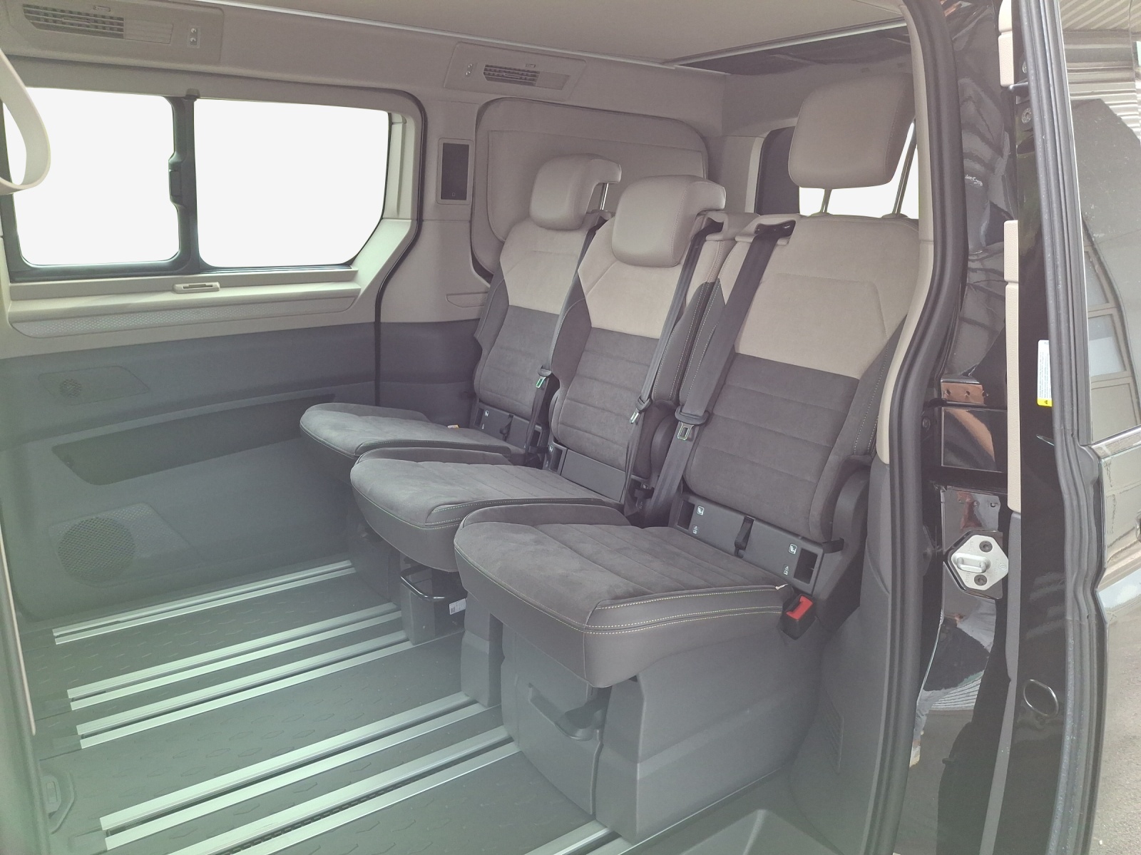 VW California 2.0 TSI Beach Tour-image-11