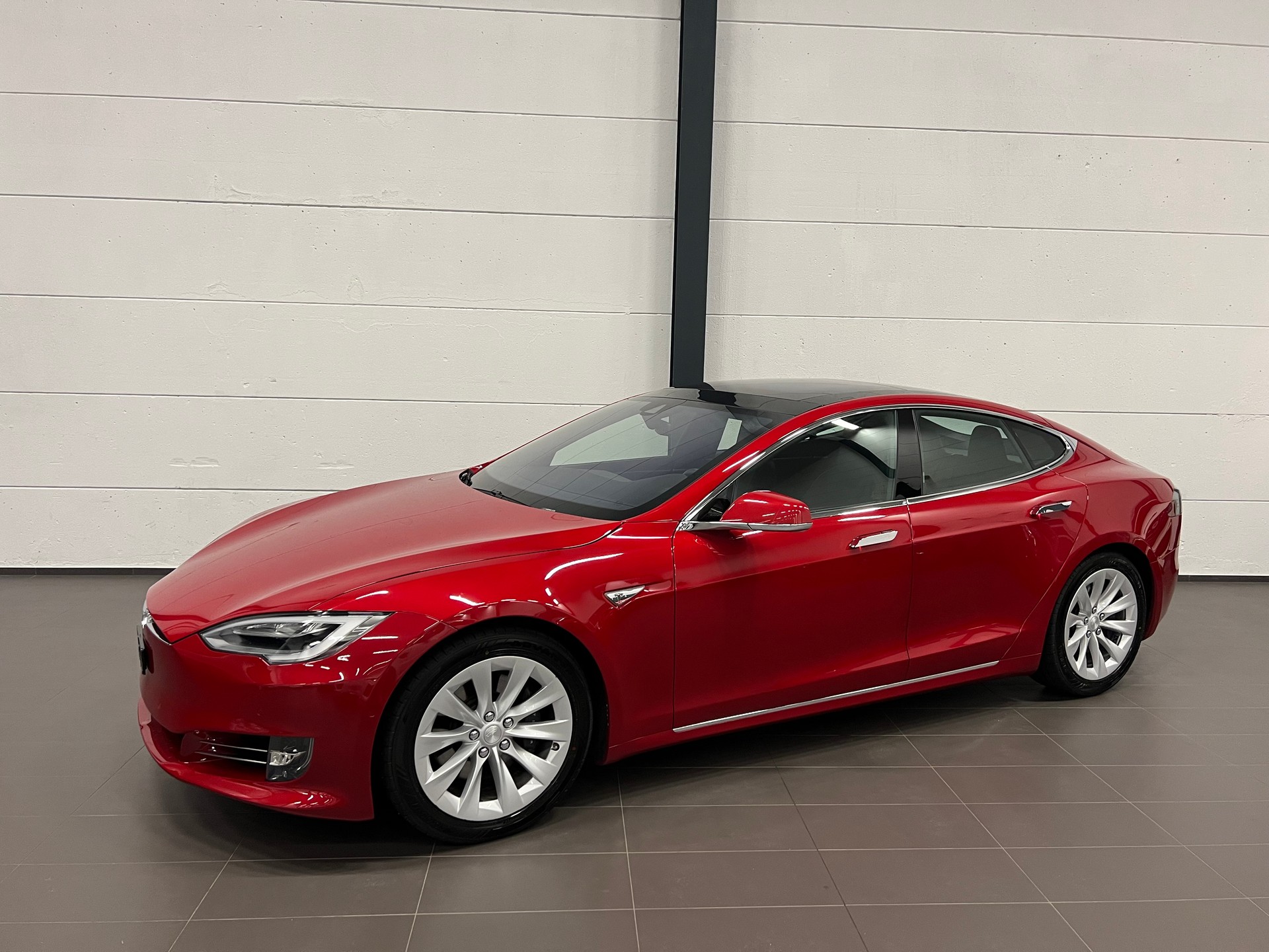 TESLA Model S 75 D-showroom-element-2