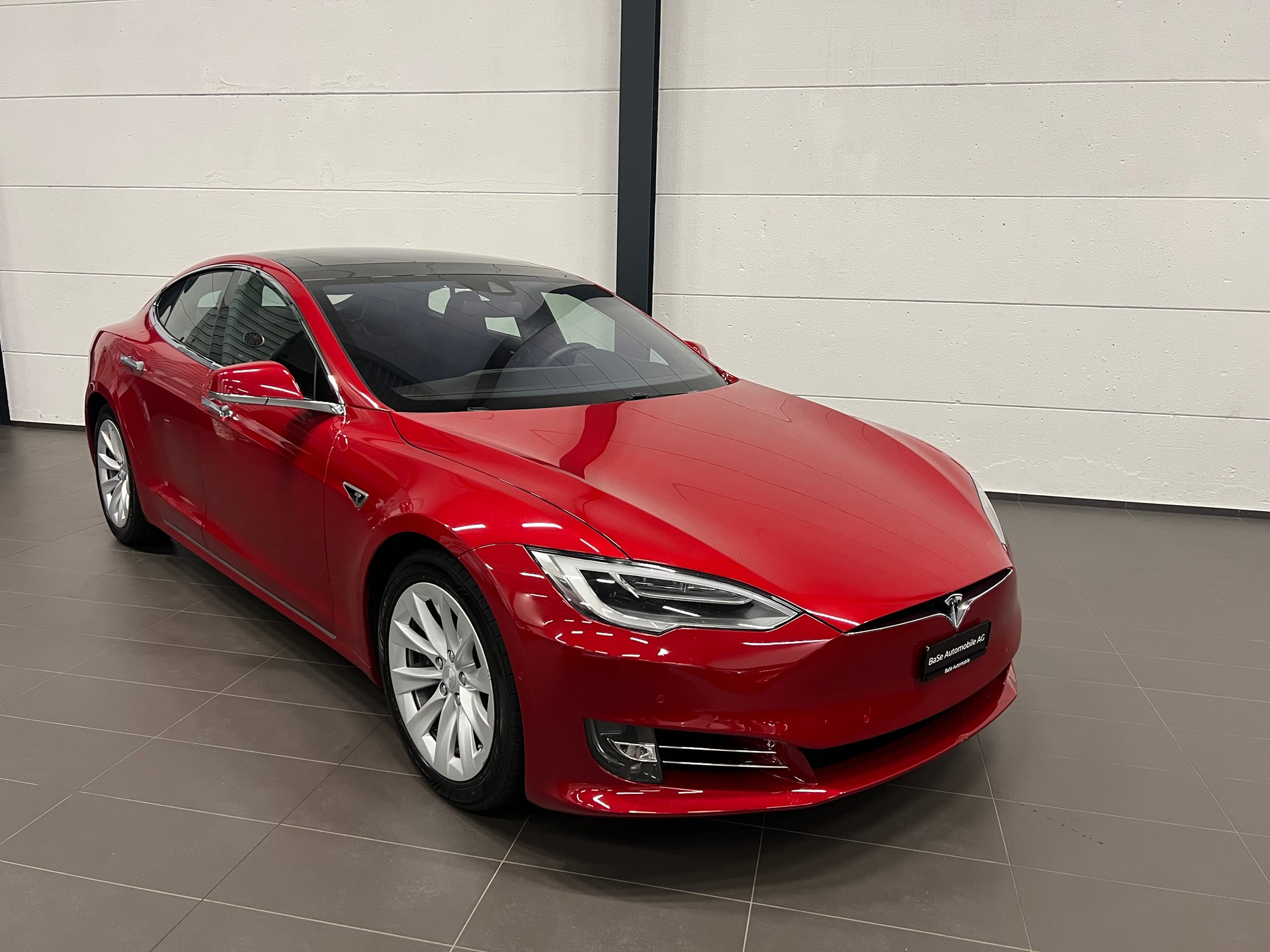 TESLA Model S 75 D-showroom-element-1