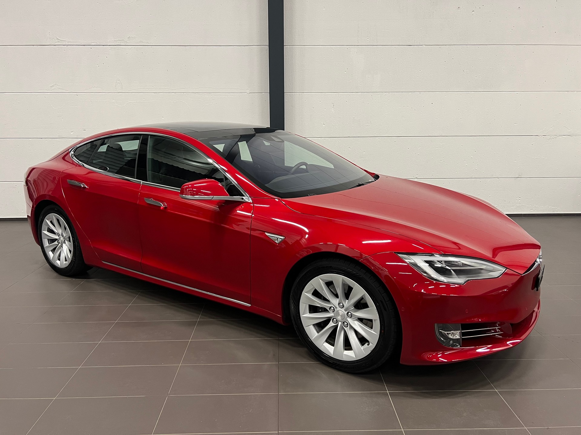 TESLA Model S 75 D-showroom-element-3