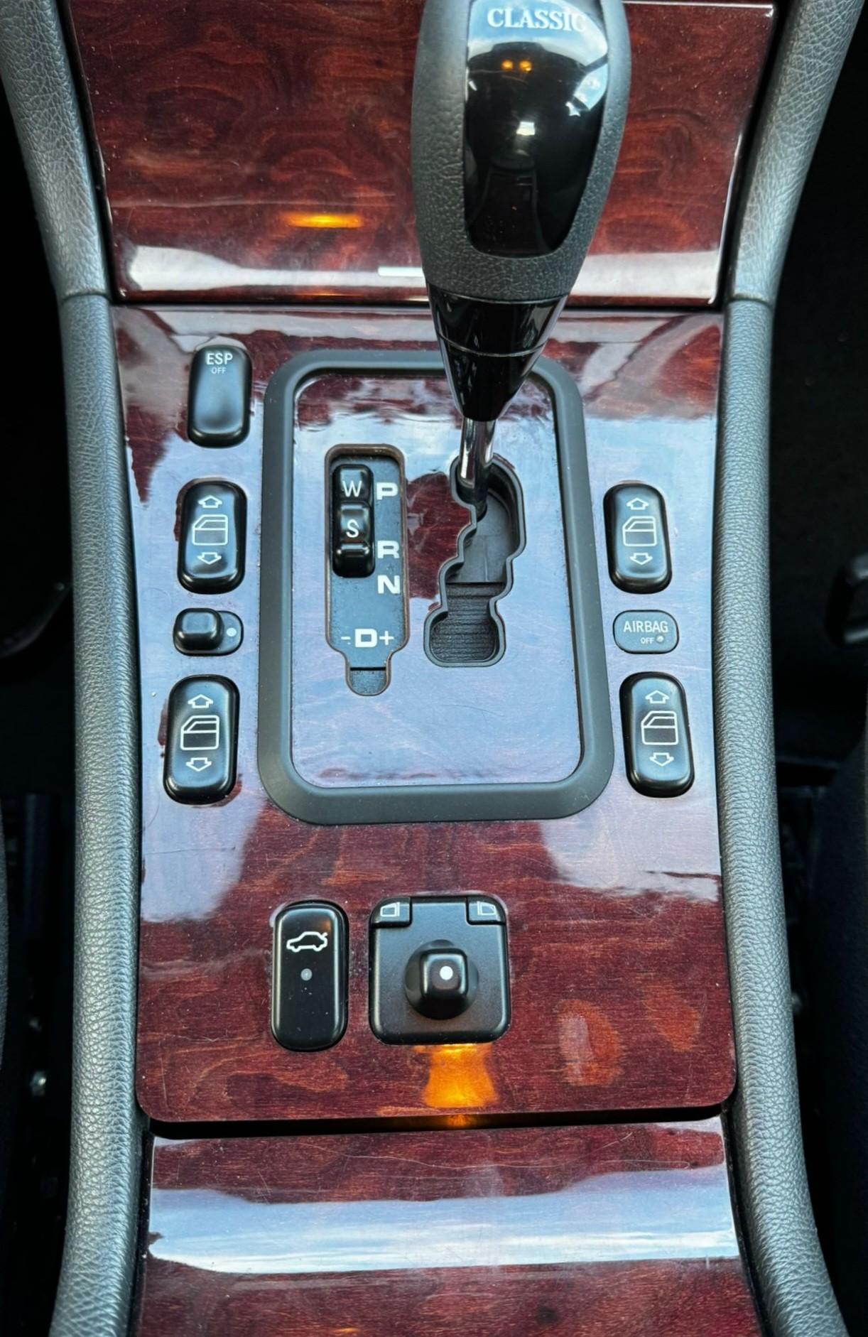 MERCEDES-BENZ E 240 Classic-image-12