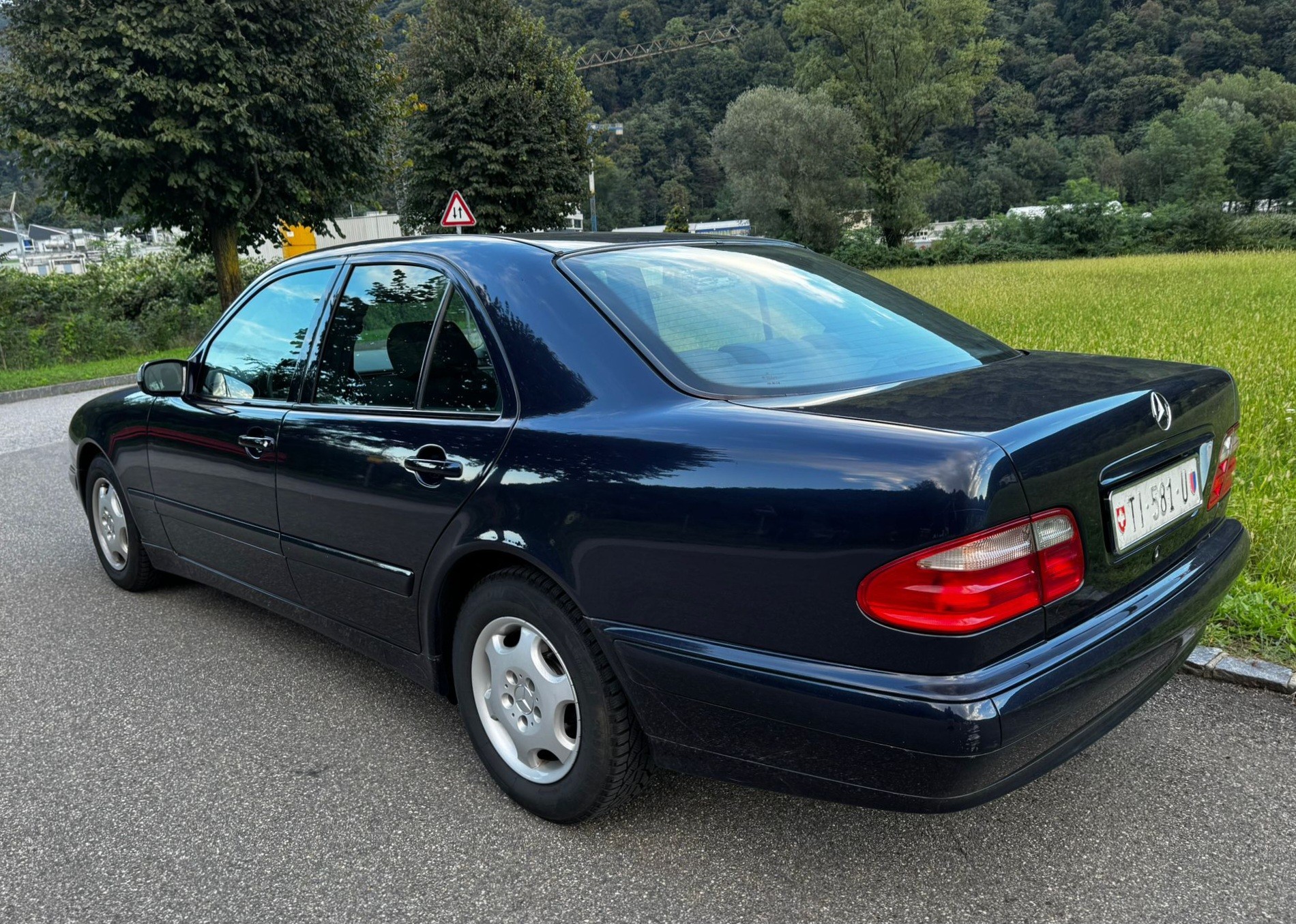 MERCEDES-BENZ E 240 Classic-image-3