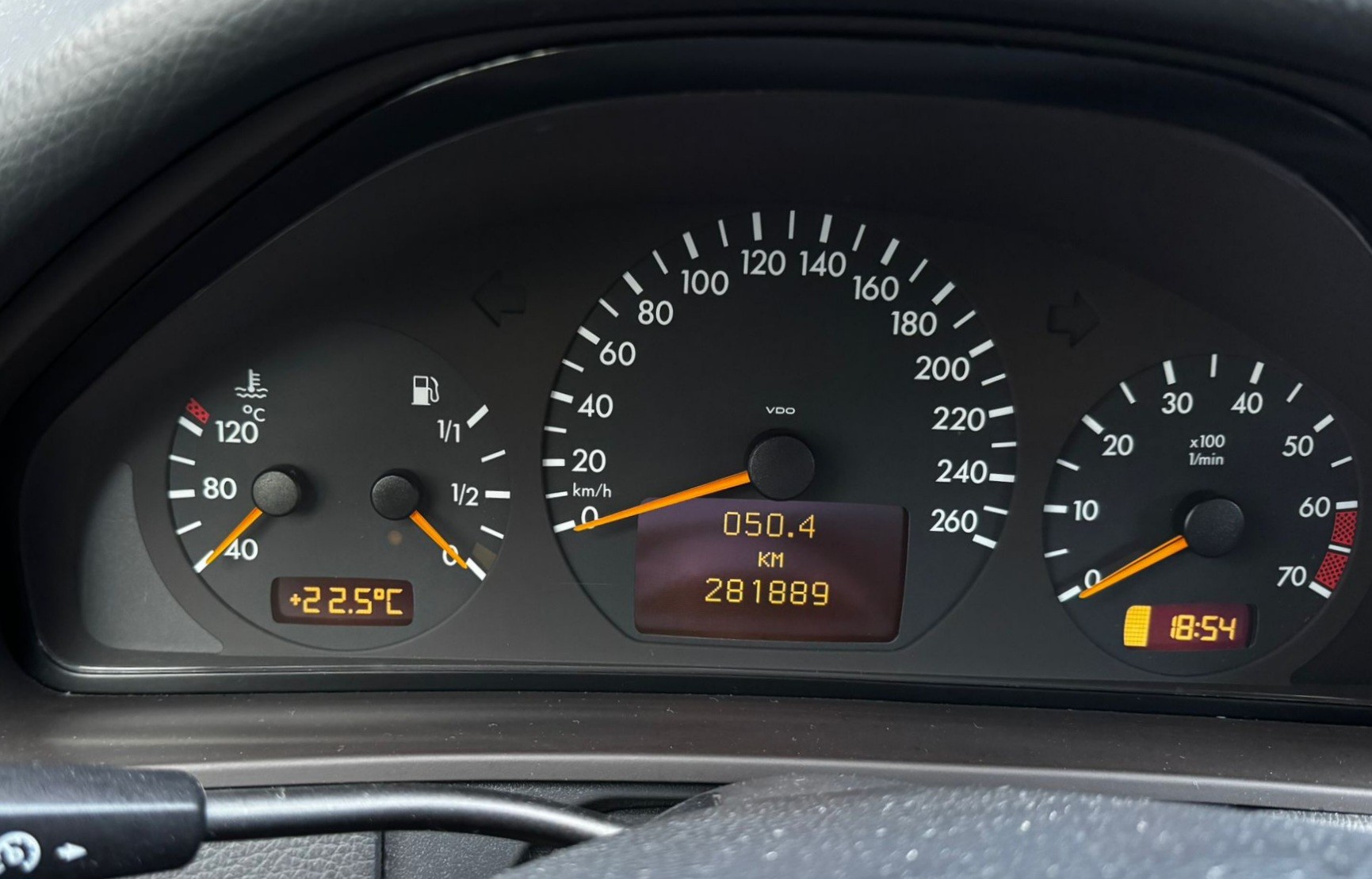 MERCEDES-BENZ E 240 Classic-image-13