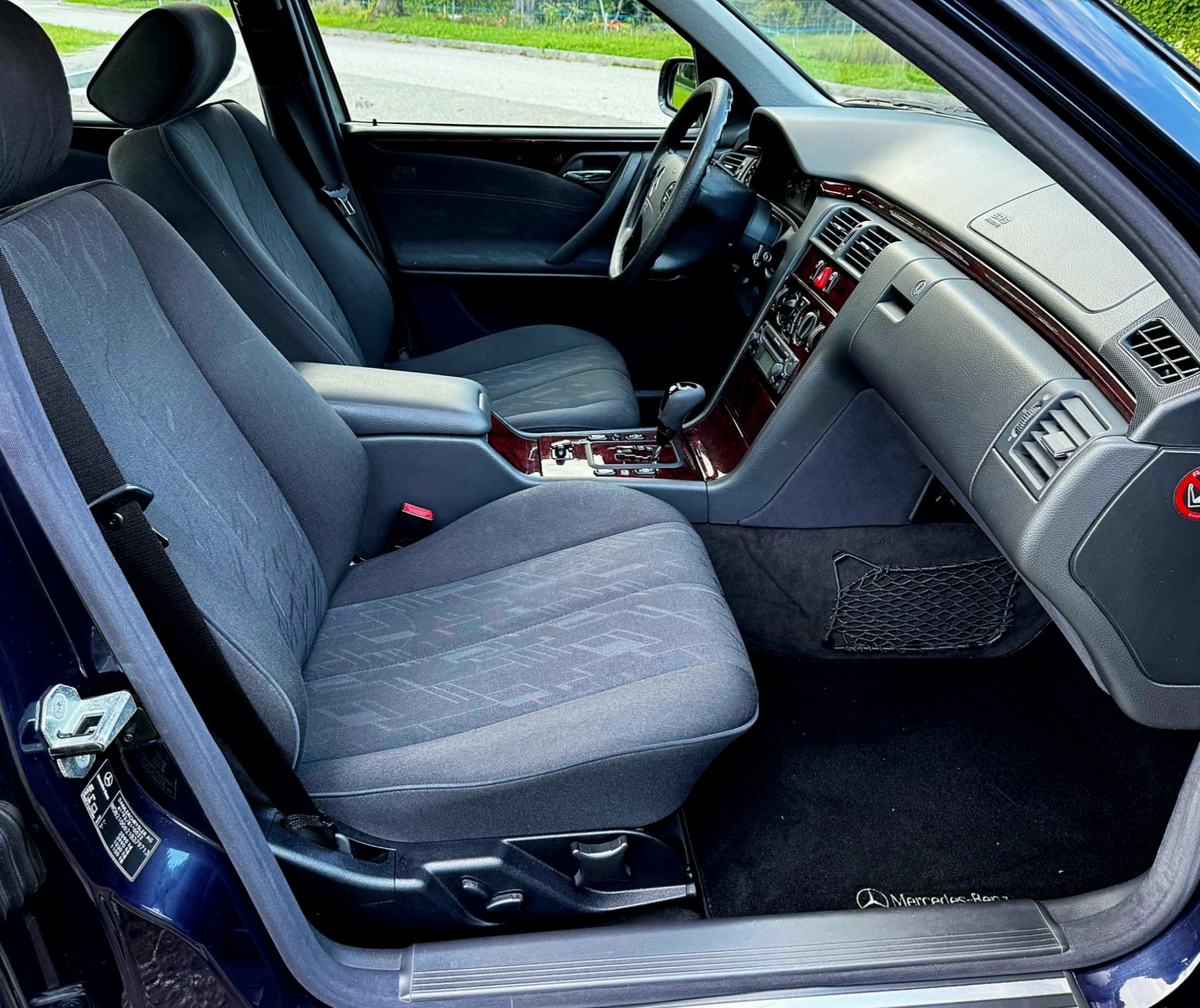 MERCEDES-BENZ E 240 Classic-image-8