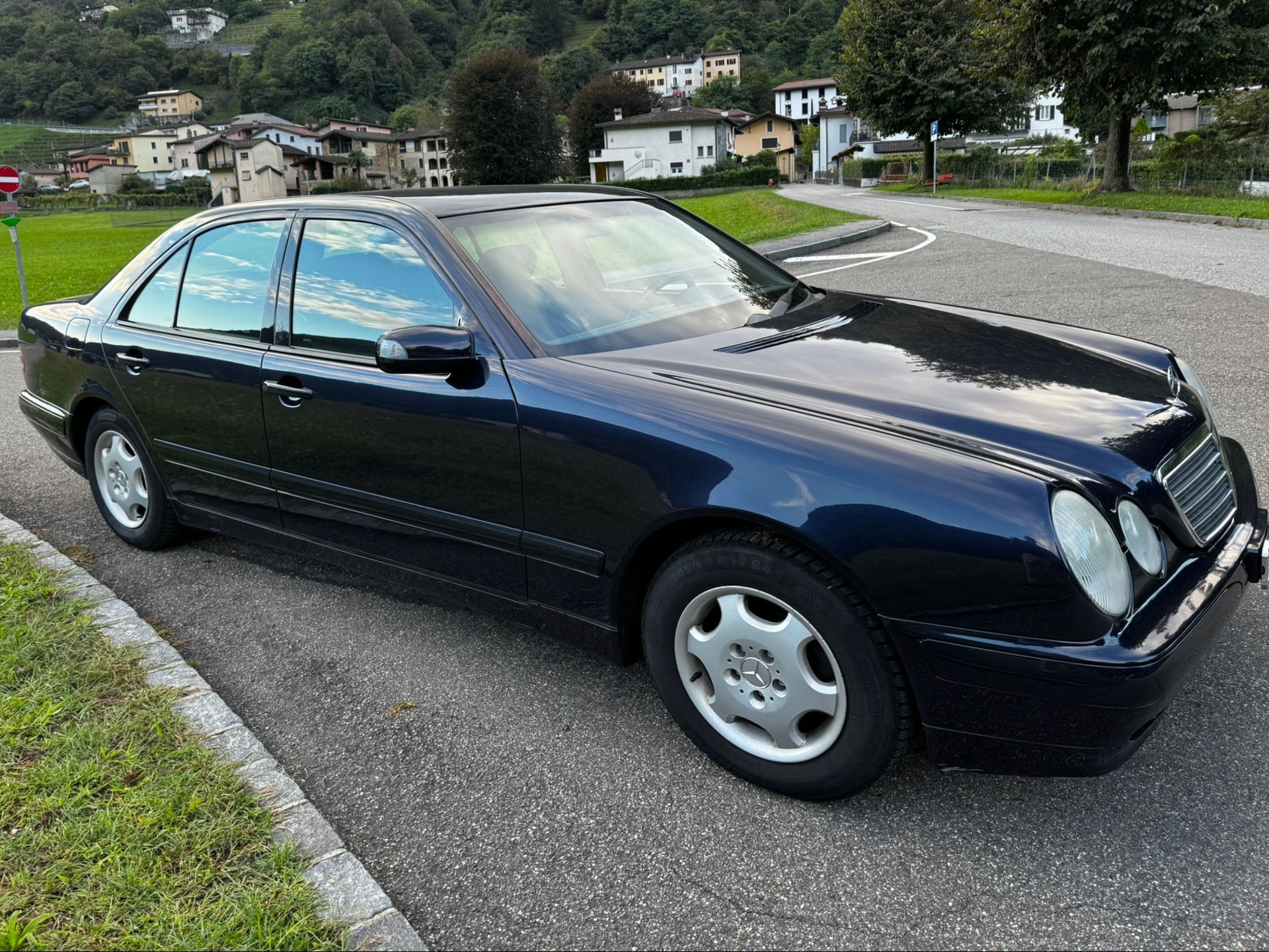 MERCEDES-BENZ E 240 Classic-image-1