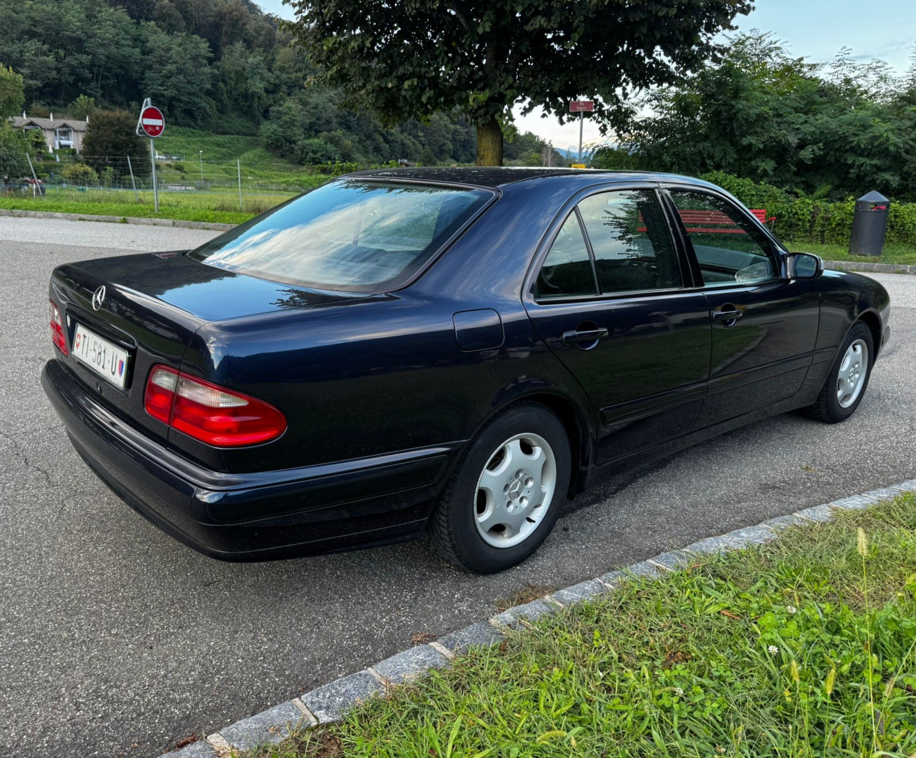 MERCEDES-BENZ E 240 Classic-image-2