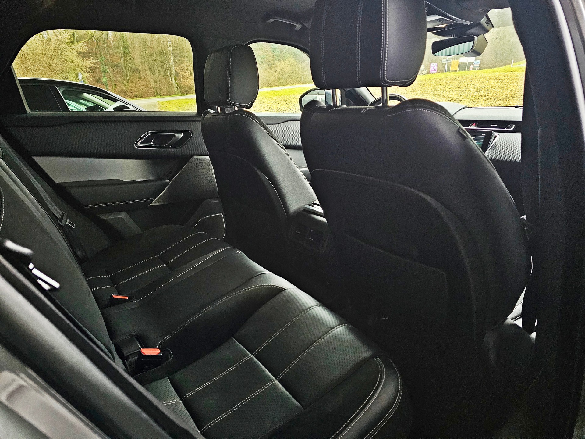 LAND ROVER R-Dynamic D 275 SE Automatic-image-16