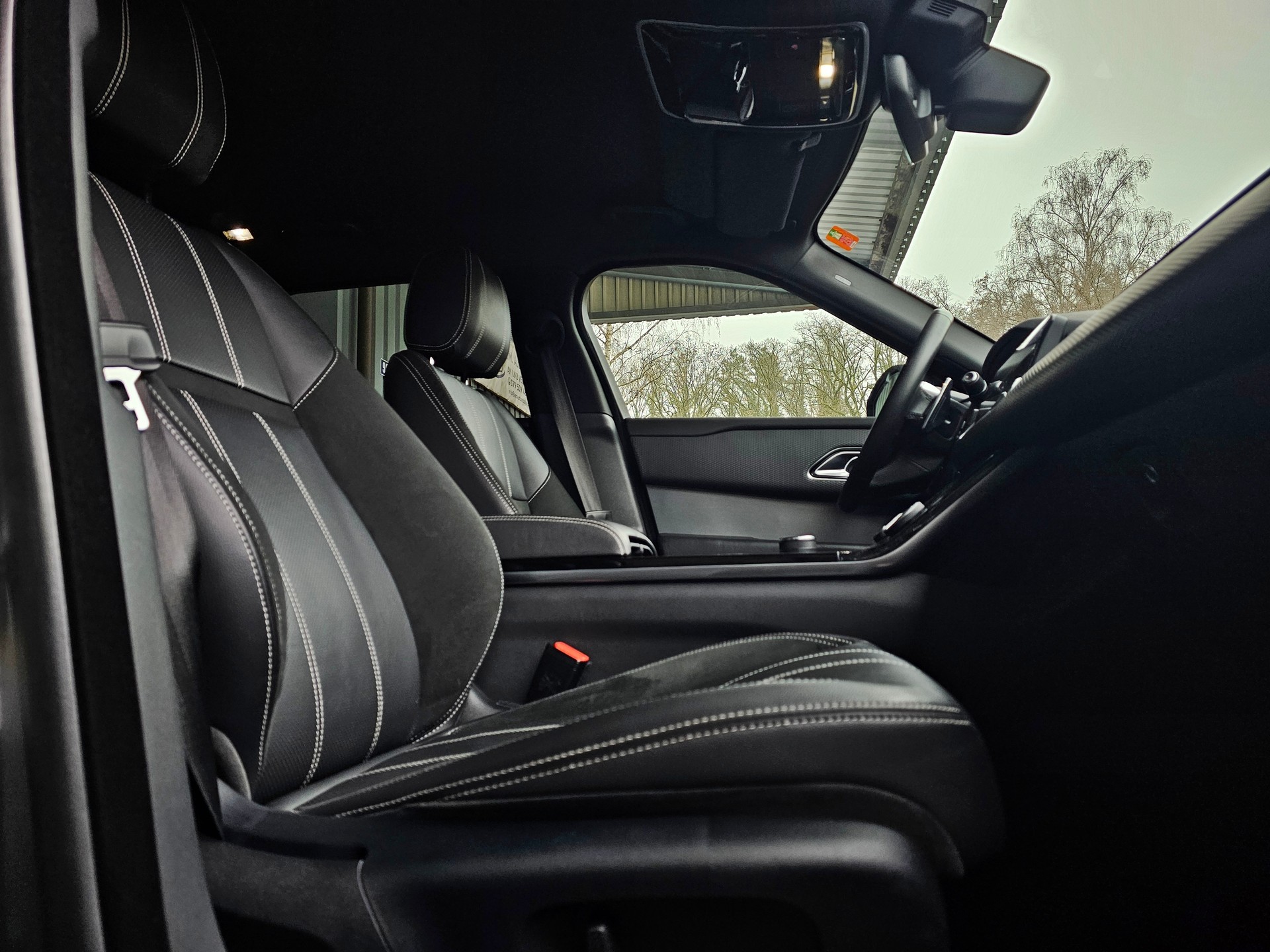 LAND ROVER R-Dynamic D 275 SE Automatic-image-18