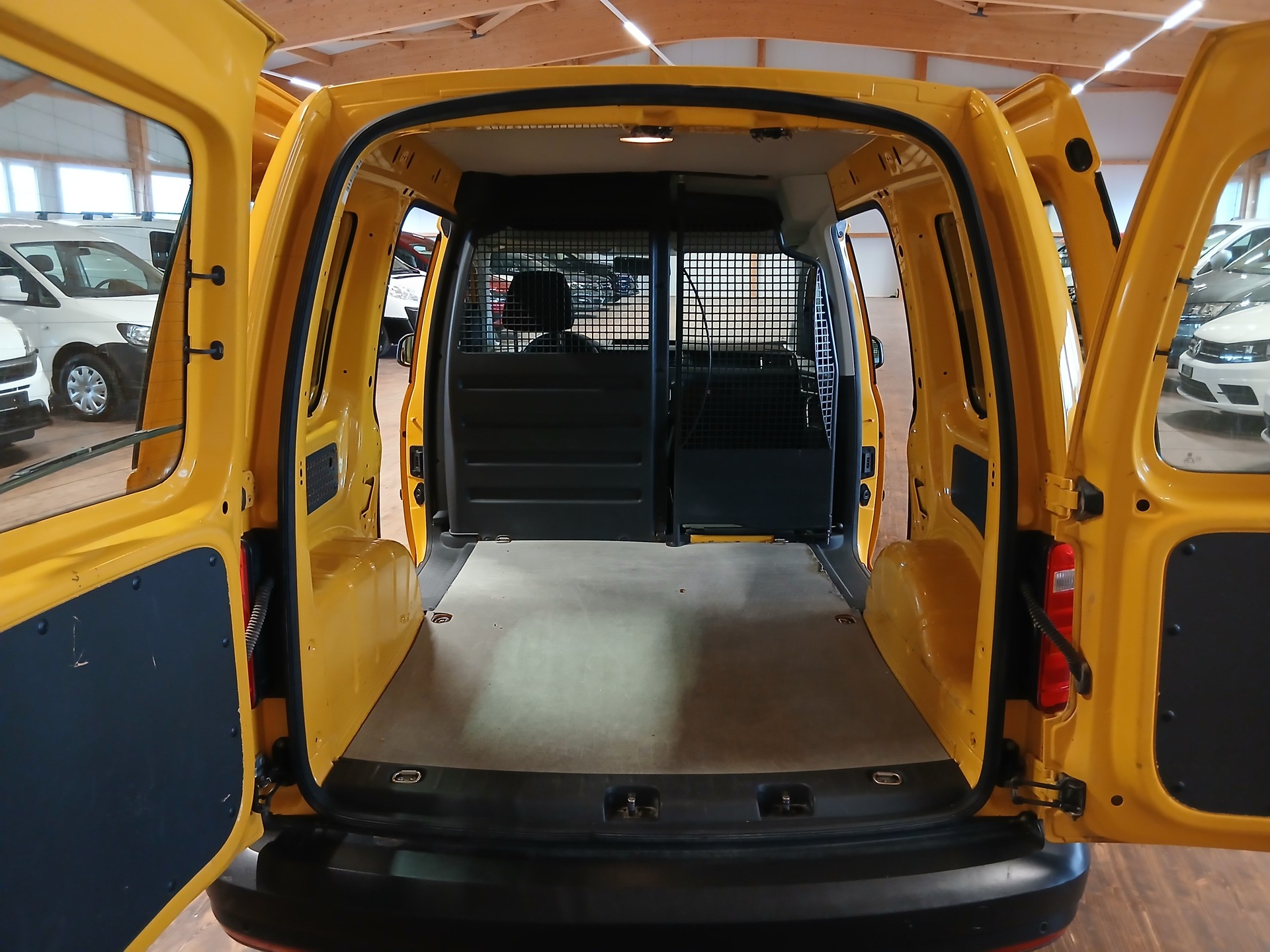 VW Caddy 2.0TDI 4Motion BlueMotion Technology-image-15