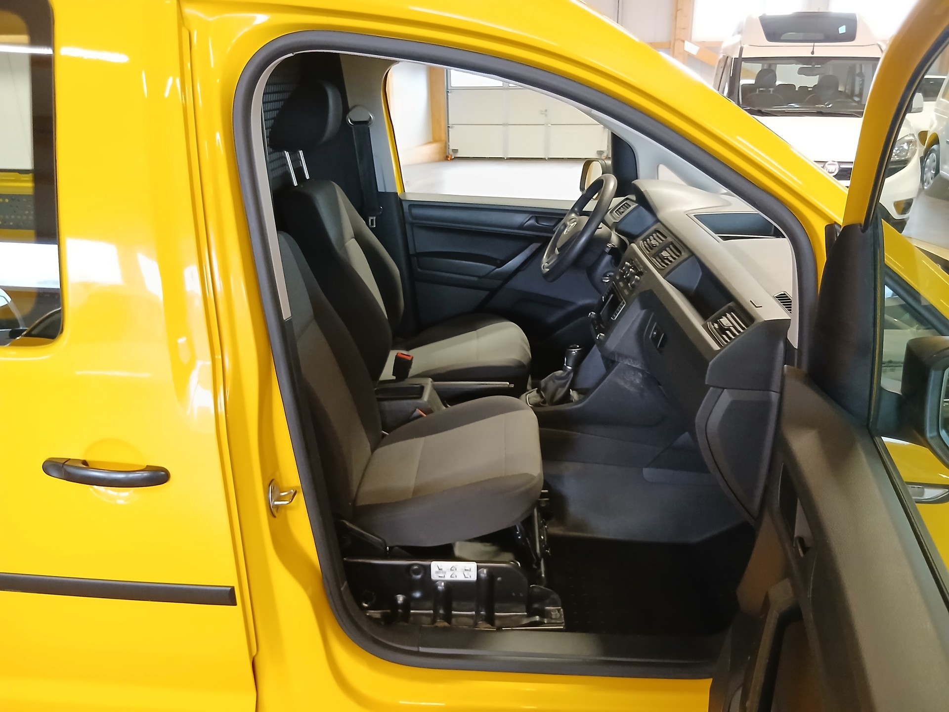 VW Caddy 2.0TDI 4Motion BlueMotion Technology-image-10