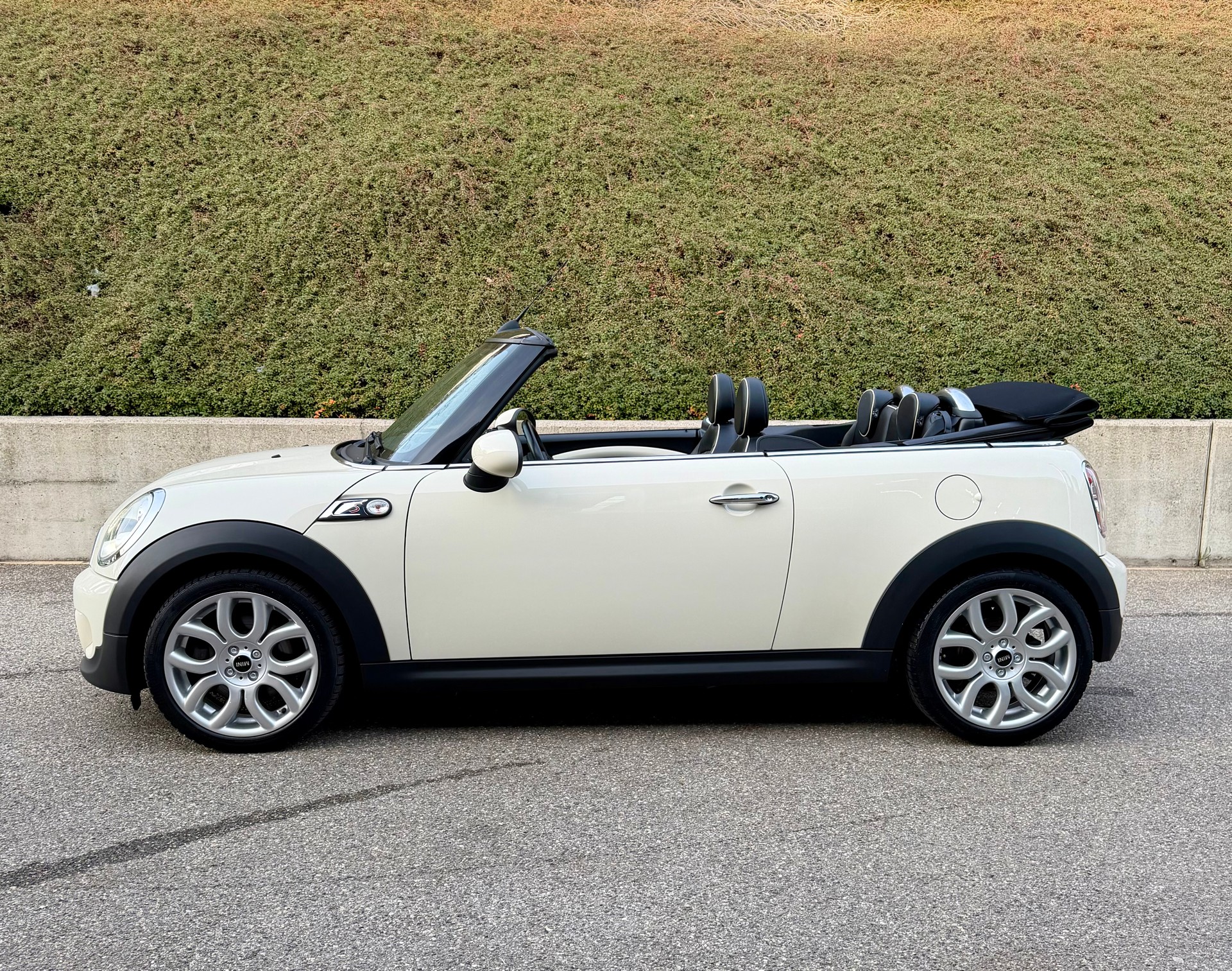 MINI Cooper S Cabriolet-image-2