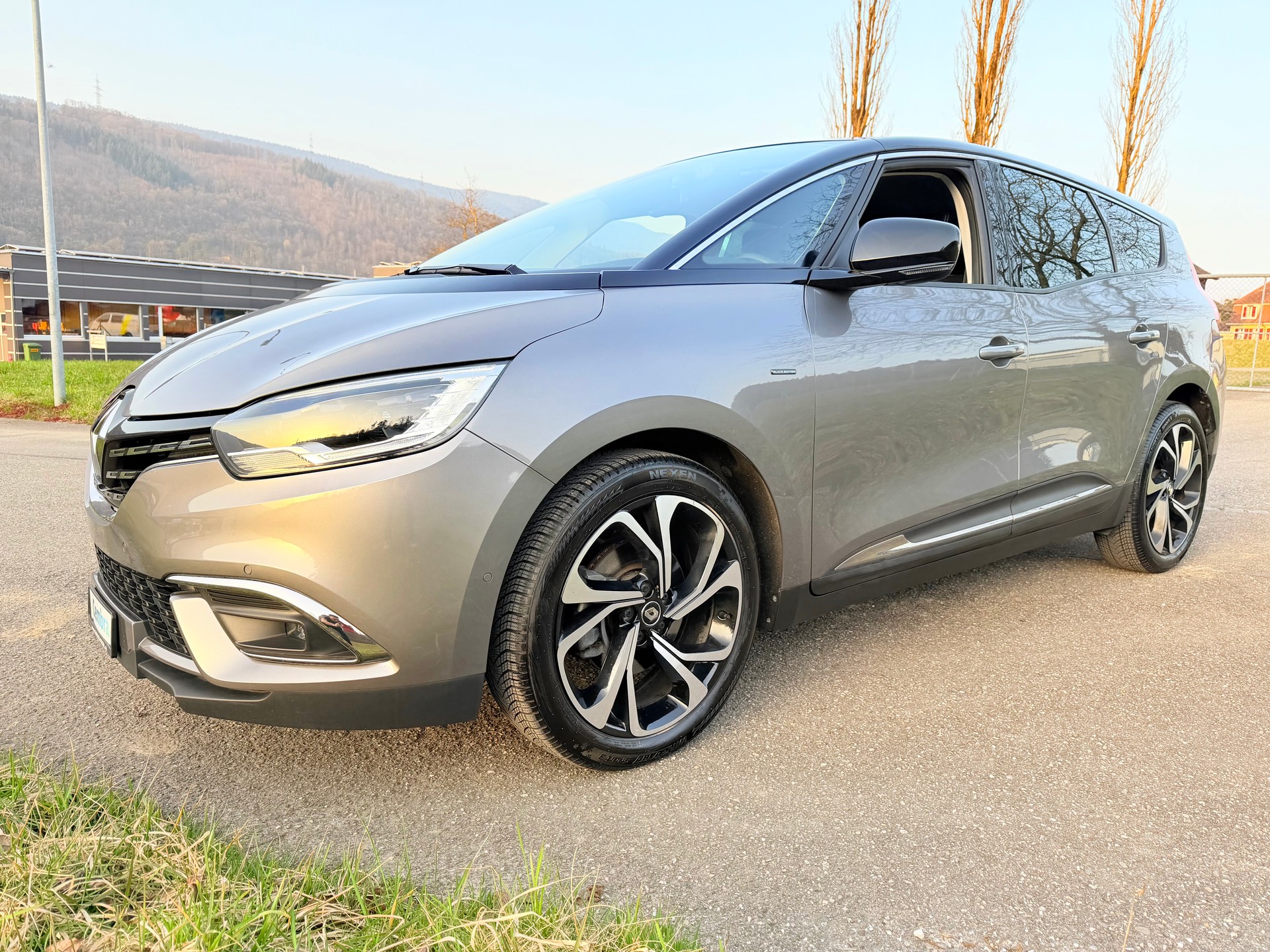 RENAULT GRAND SCENIC 1.3 16V "BLACK EDITION" EDC AUTOMAT MIT 7 SITZE. MIT 44`000 KM. AB MFK AB SERVICE. MIT LEDER. CHF 22`900.--showroom-element-2