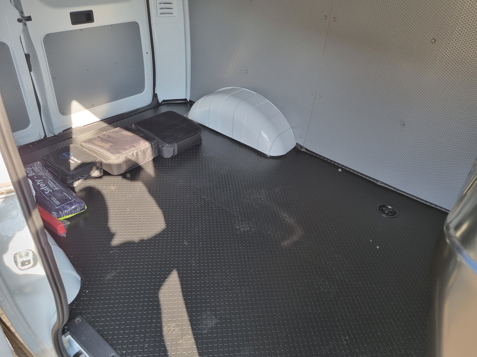 MAXUS eDELIVER 3 Kastenaufbau L1H1 50kWh-image-9