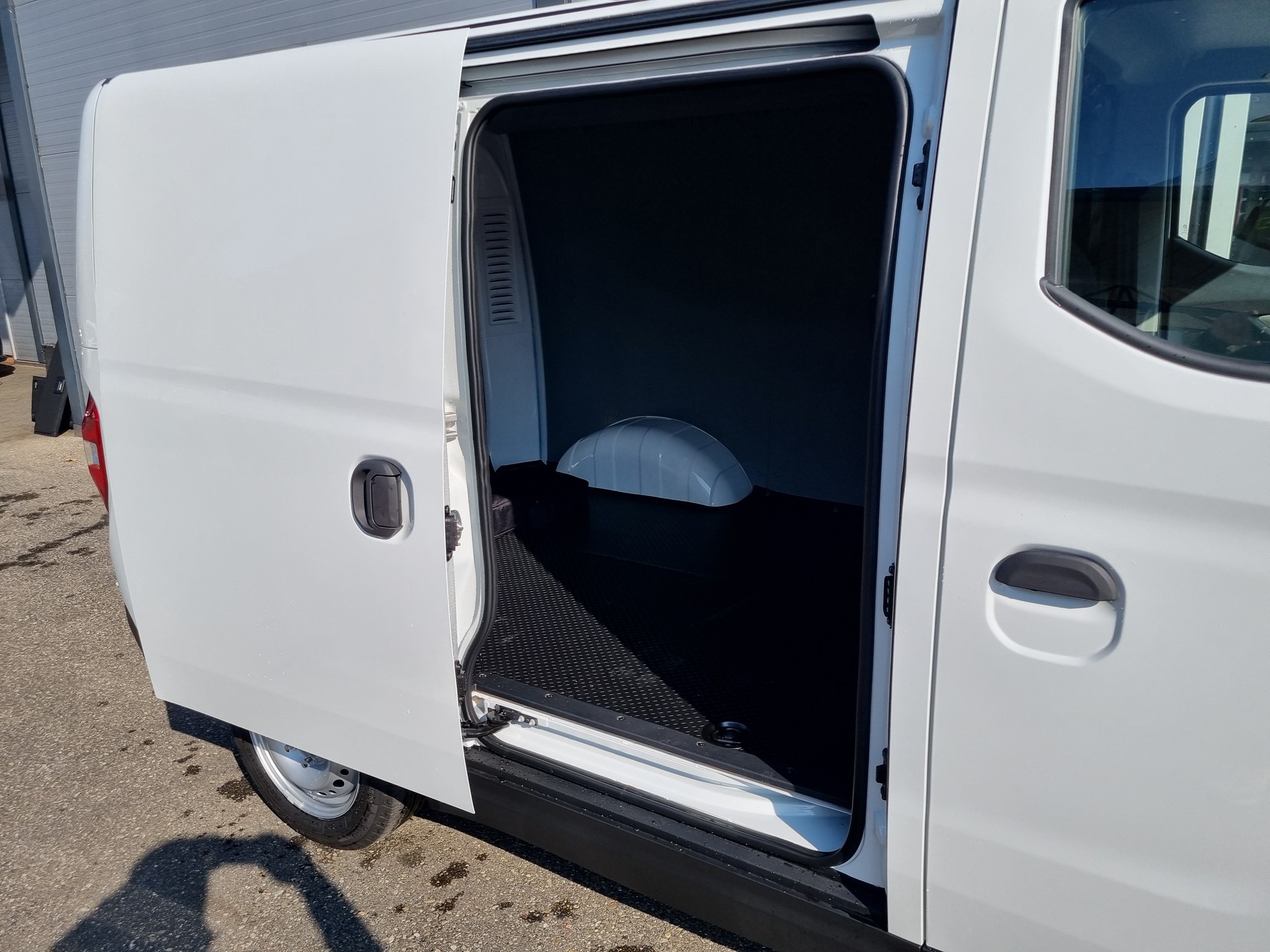 MAXUS eDELIVER 3 Kastenaufbau L1H1 50kWh-image-8