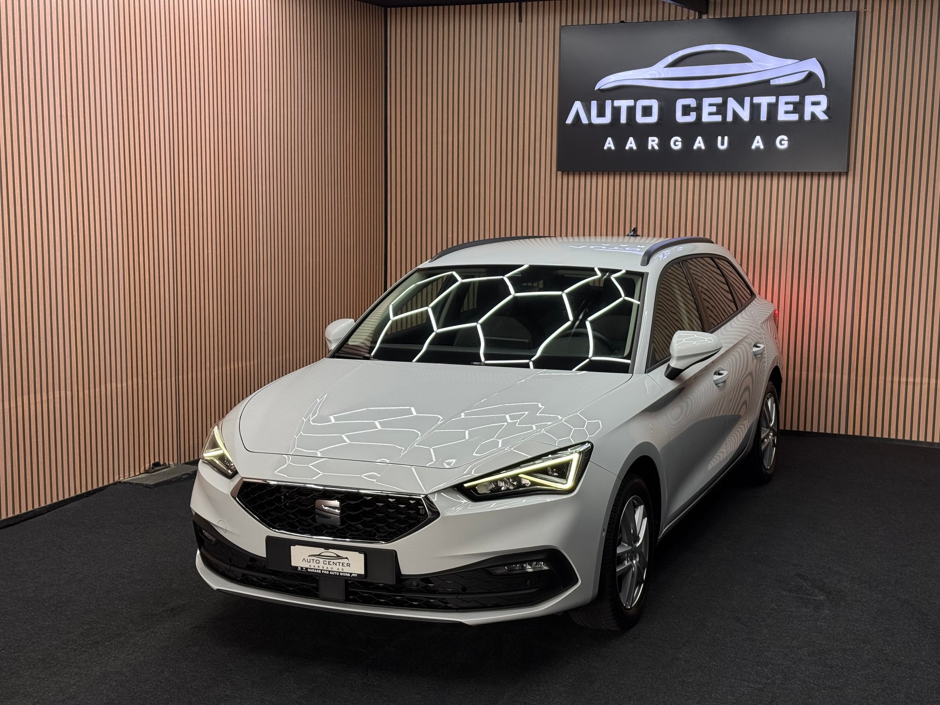 SEAT Leon ST 2.0 TDI Style DSG | 1 Jahr Garantie | CH-Fahrzeug | *ab CHF 179.-/ Monat*-showroom-element-2