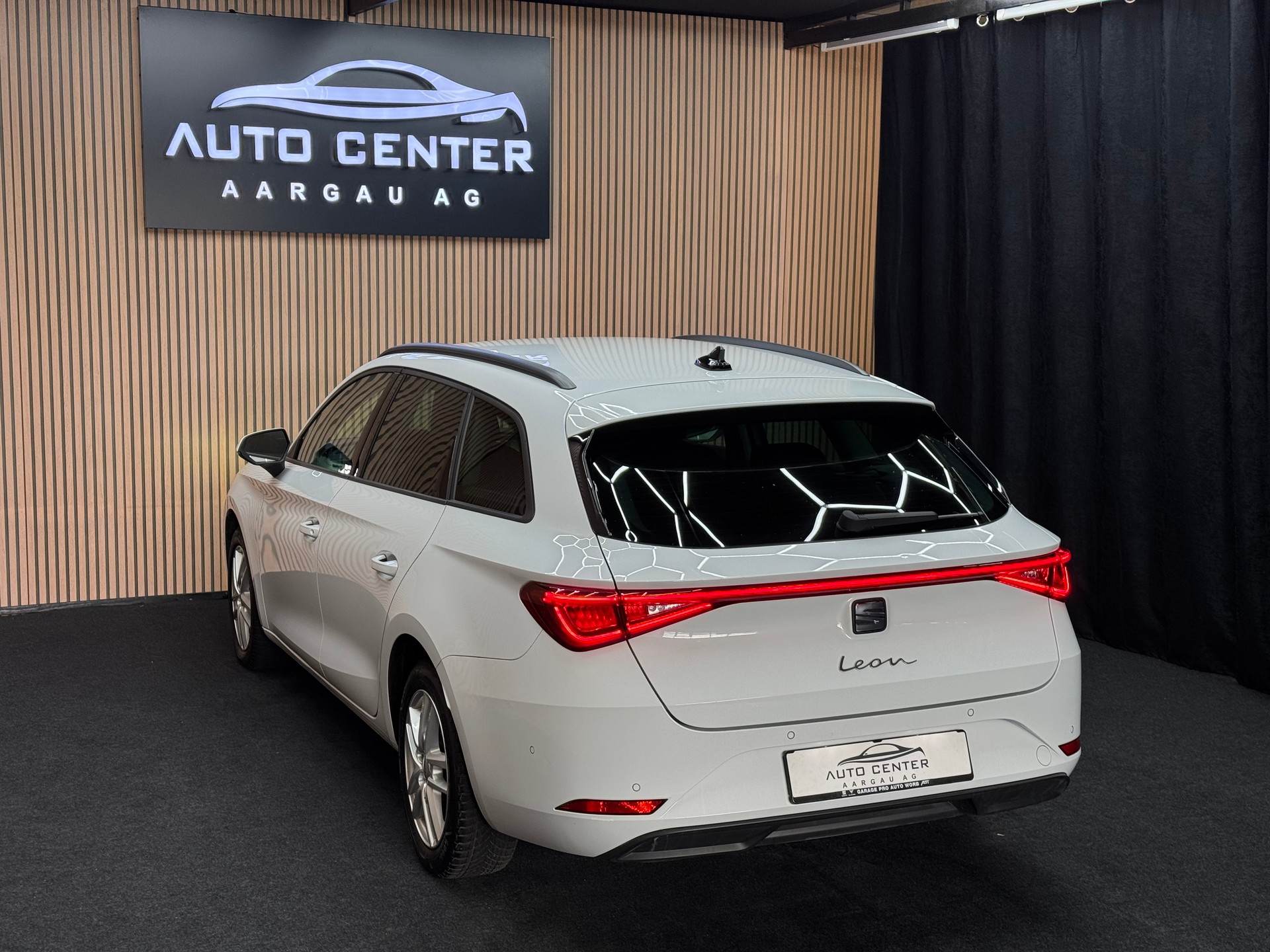 SEAT Leon ST 2.0 TDI Style DSG | 1 Jahr Garantie | CH-Fahrzeug | *ab CHF 179.-/ Monat*-showroom-element-3