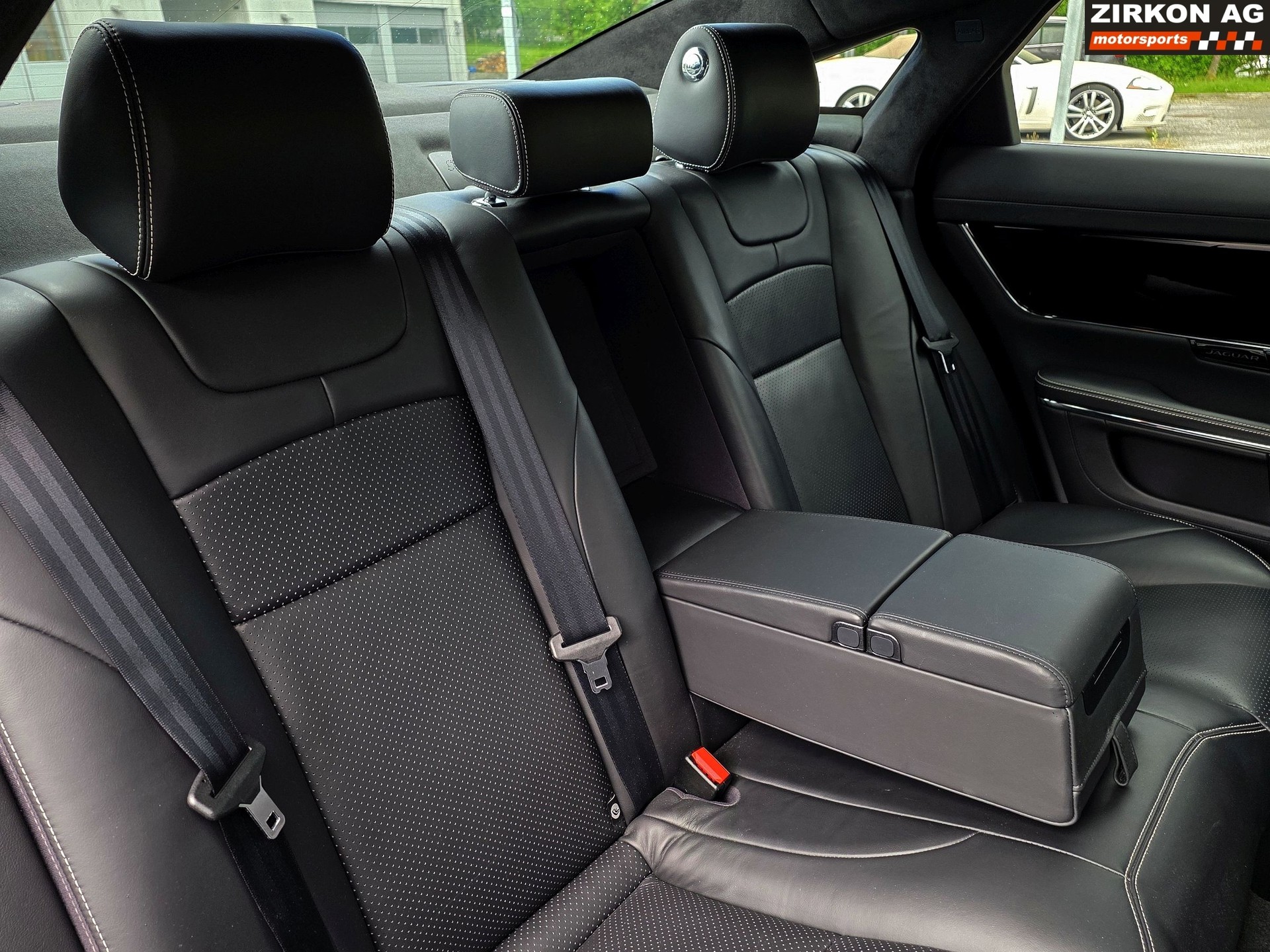 JAGUAR XJ 3.0 S/C Portfolio AWD-image-22