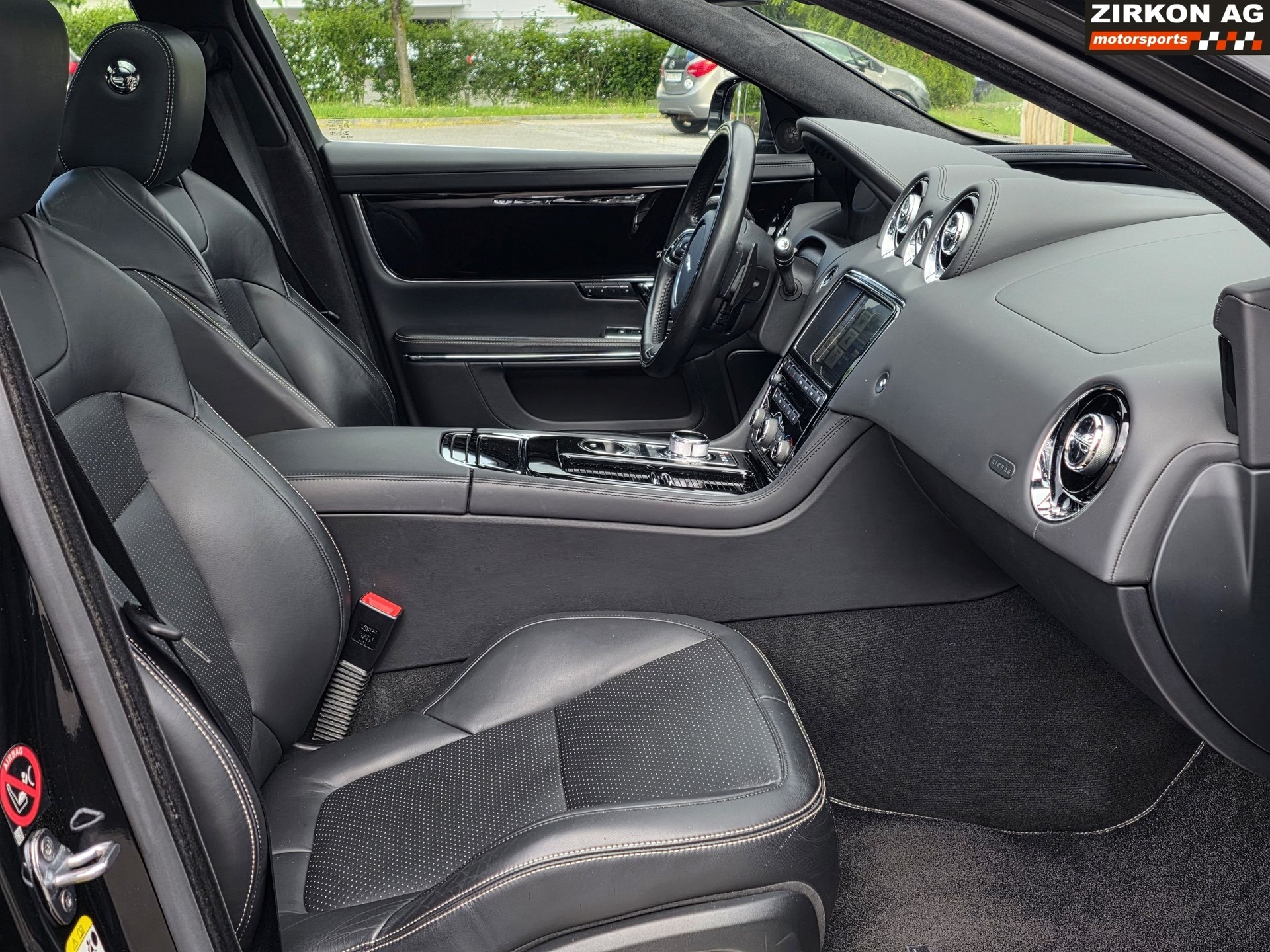 JAGUAR XJ 3.0 S/C Portfolio AWD-image-18