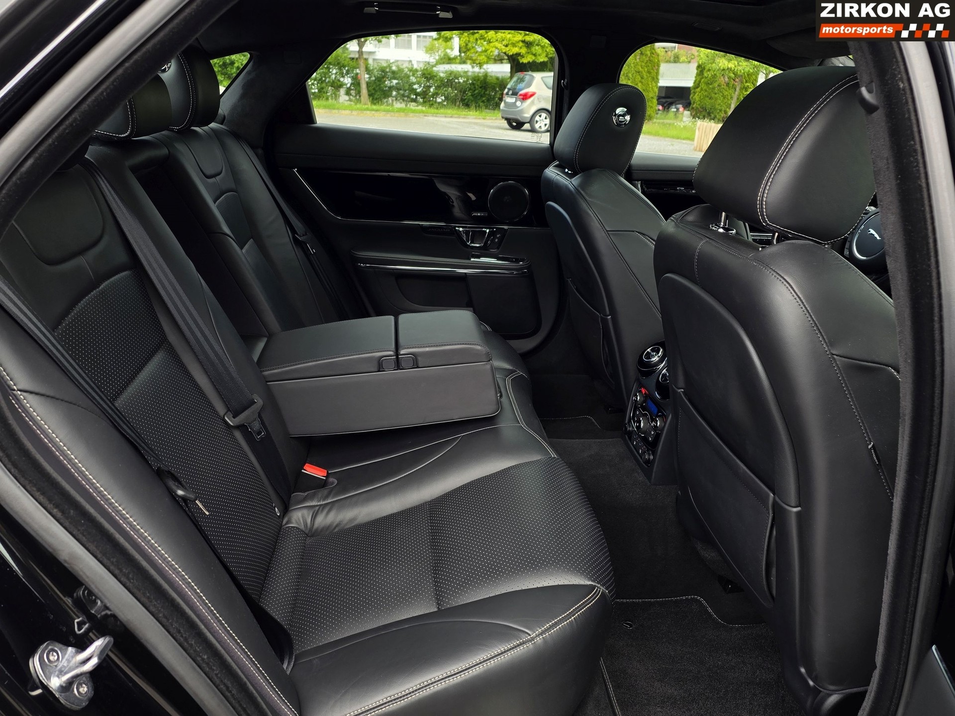 JAGUAR XJ 3.0 S/C Portfolio AWD-image-21