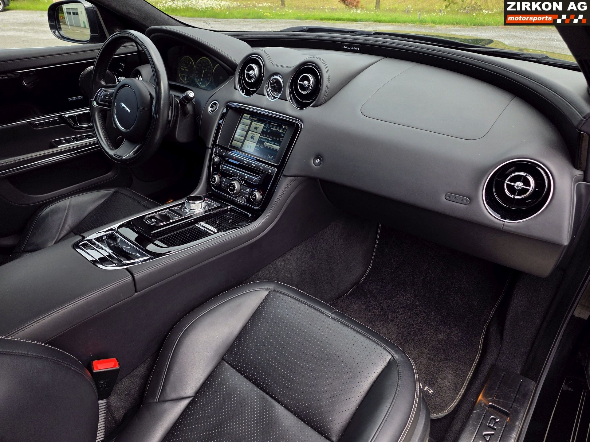 JAGUAR XJ 3.0 S/C Portfolio AWD-image-16