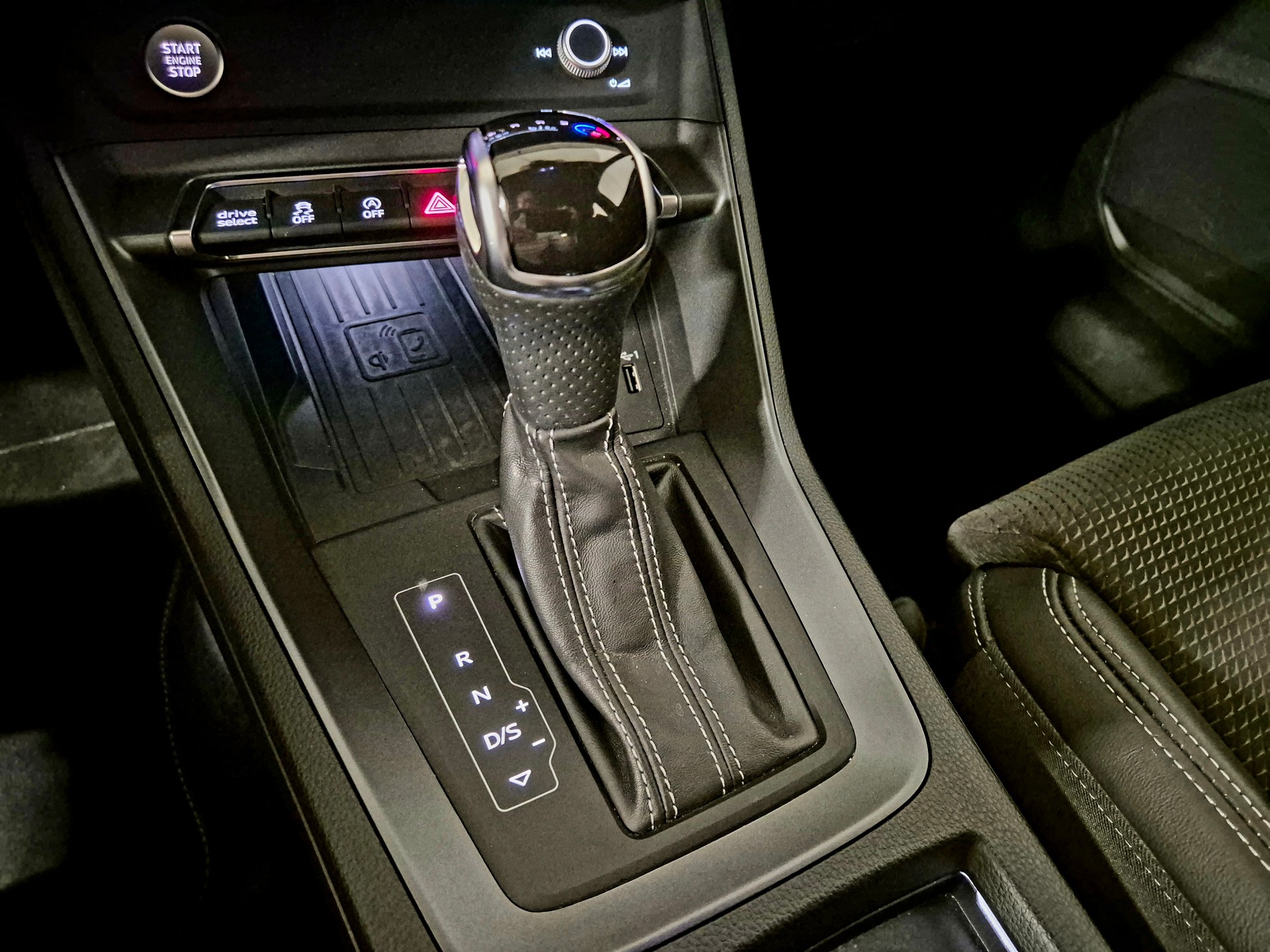 AUDI Q3 40 TDI Attraction quattro S-tronic-image-16