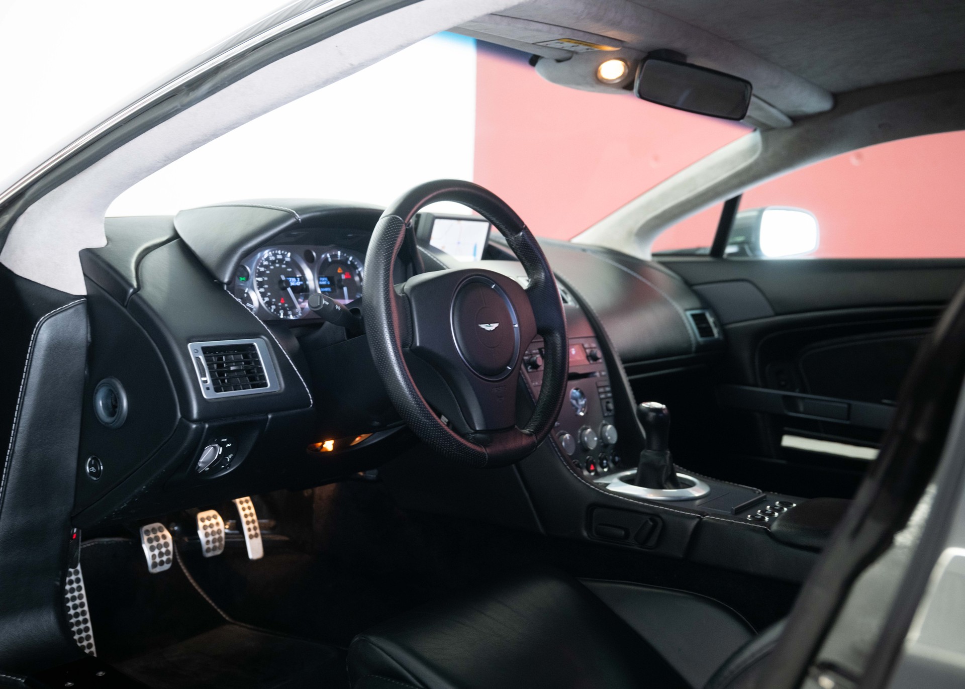 ASTON MARTIN V8 Vantage 4.3 Manual transmission (Swiss car, 1st hand, full Aston Martin service history)-image-17