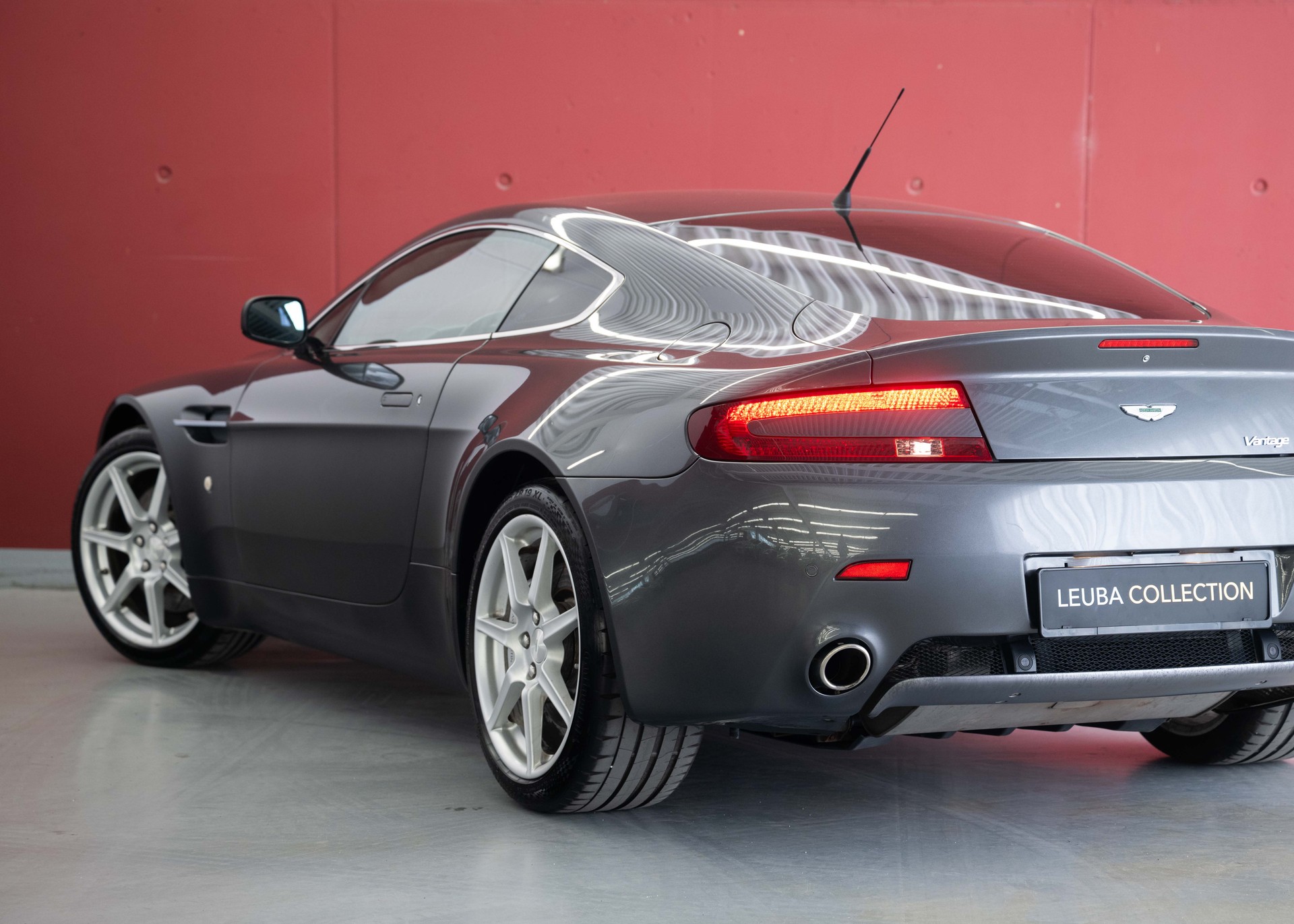 ASTON MARTIN V8 Vantage 4.3 Manual transmission (Swiss car, 1st hand, full Aston Martin service history)-image-10