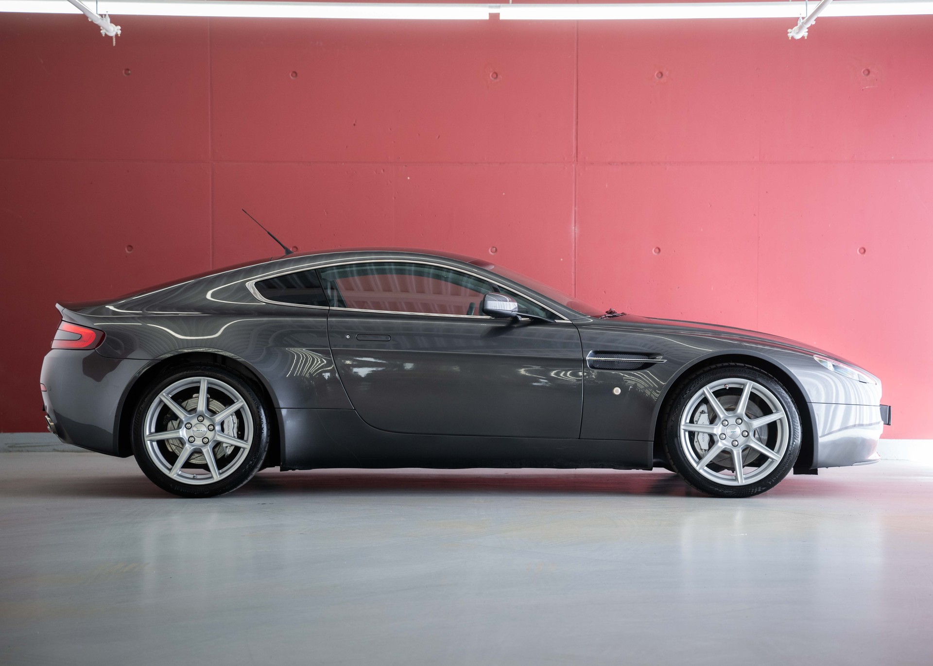 ASTON MARTIN V8 Vantage 4.3 Manual transmission (Swiss car, 1st hand, full Aston Martin service history)-image-6