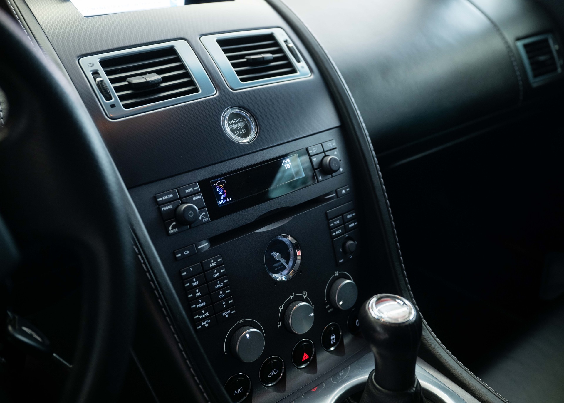 ASTON MARTIN V8 Vantage 4.3 Manual transmission (Swiss car, 1st hand, full Aston Martin service history)-image-27