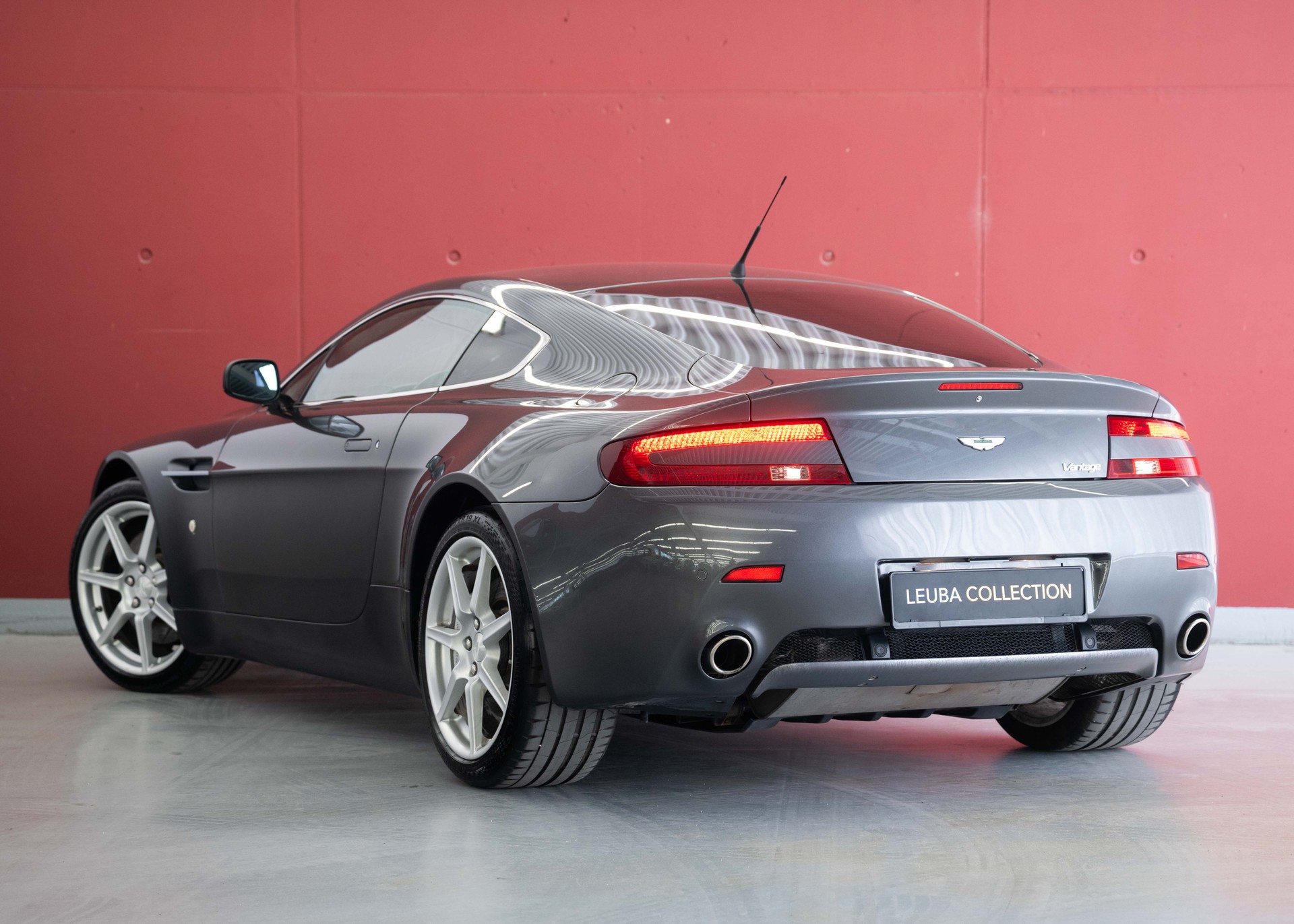 ASTON MARTIN V8 Vantage 4.3 Manual transmission (Swiss car, 1st hand, full Aston Martin service history)-showroom-element-1
