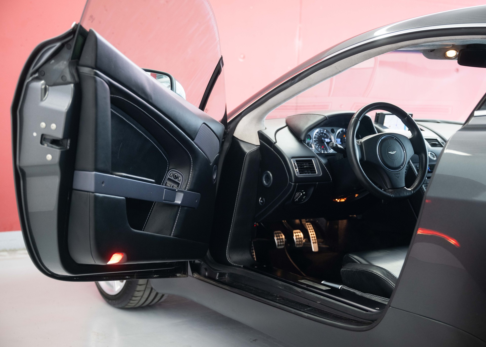 ASTON MARTIN V8 Vantage 4.3 Manual transmission (Swiss car, 1st hand, full Aston Martin service history)-image-30