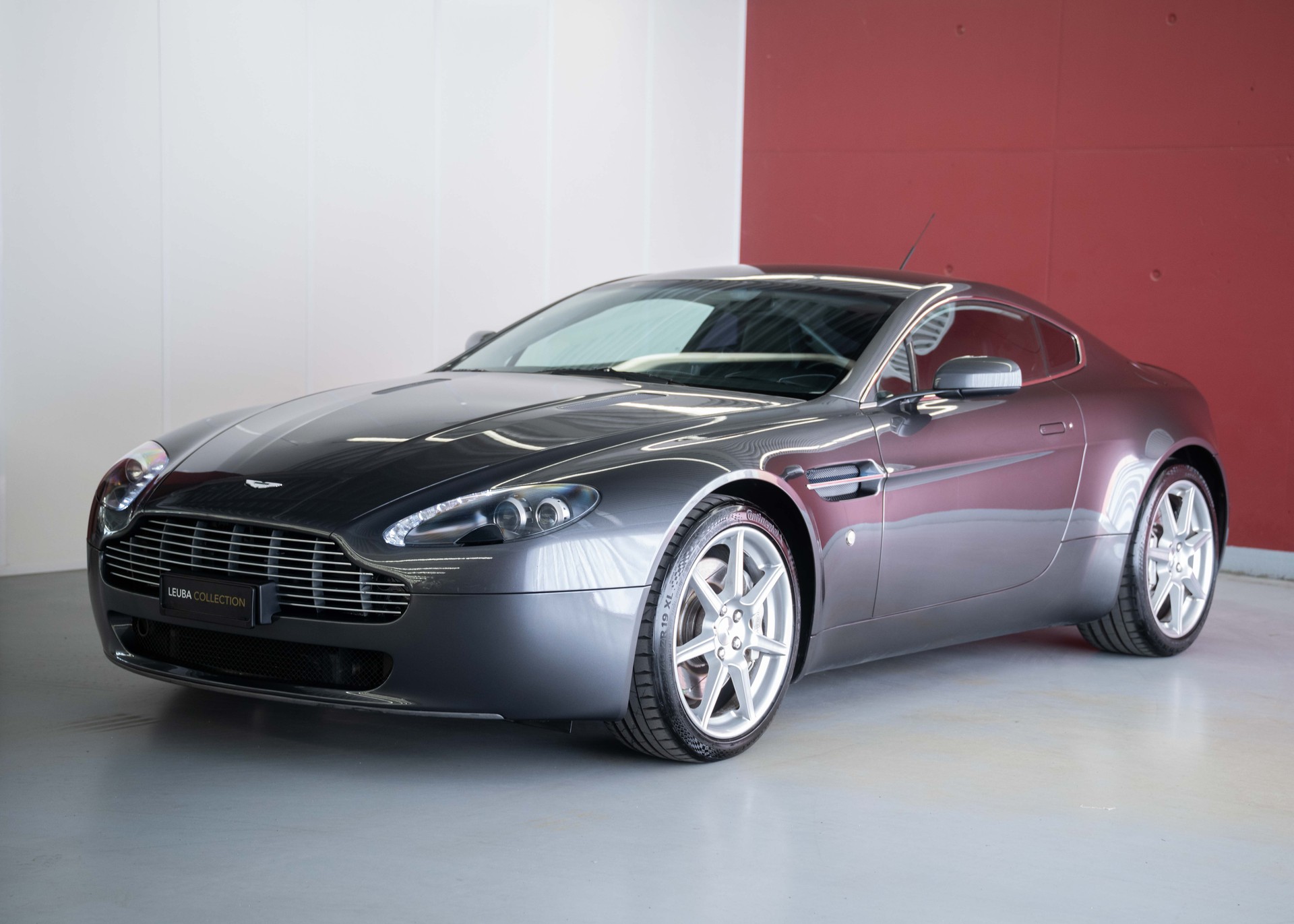 ASTON MARTIN V8 Vantage 4.3 Manual transmission (Swiss car, 1st hand, full Aston Martin service history)-image-4