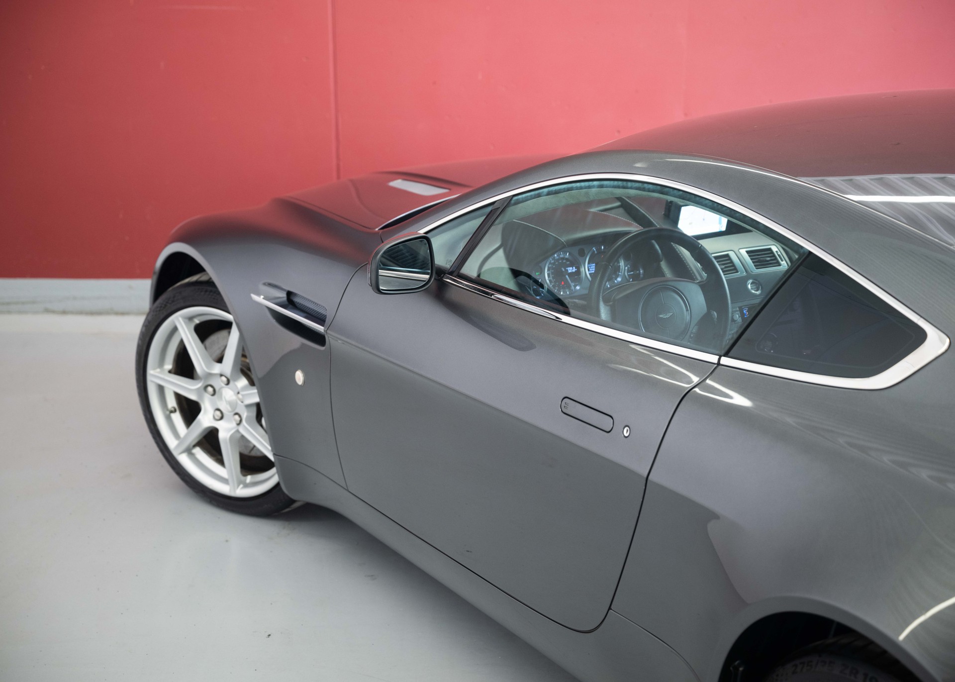 ASTON MARTIN V8 Vantage 4.3 Manual transmission (Swiss car, 1st hand, full Aston Martin service history)-image-12