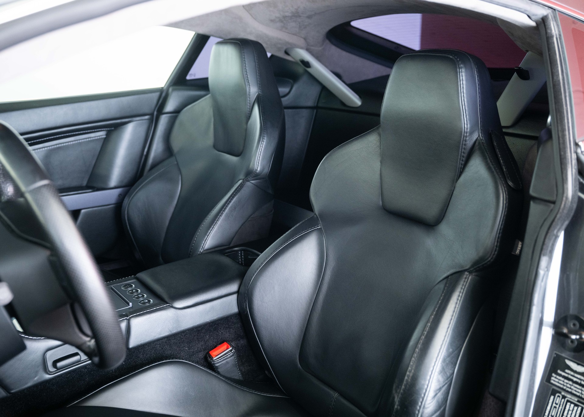 ASTON MARTIN V8 Vantage 4.3 Manual transmission (Swiss car, 1st hand, full Aston Martin service history)-image-21