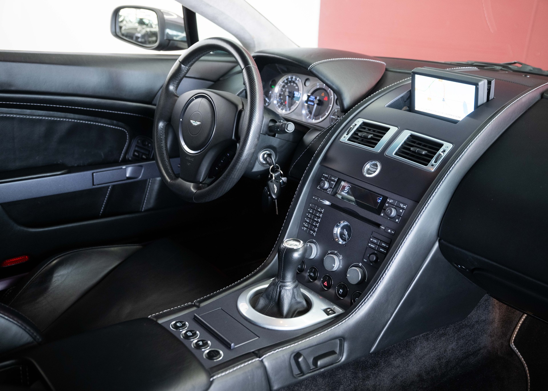 ASTON MARTIN V8 Vantage 4.3 Manual transmission (Swiss car, 1st hand, full Aston Martin service history)-image-18