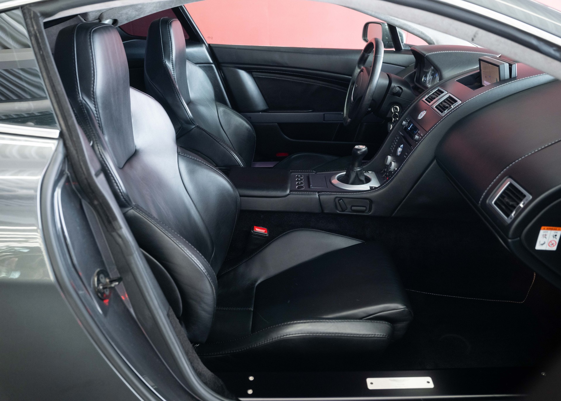 ASTON MARTIN V8 Vantage 4.3 Manual transmission (Swiss car, 1st hand, full Aston Martin service history)-image-22