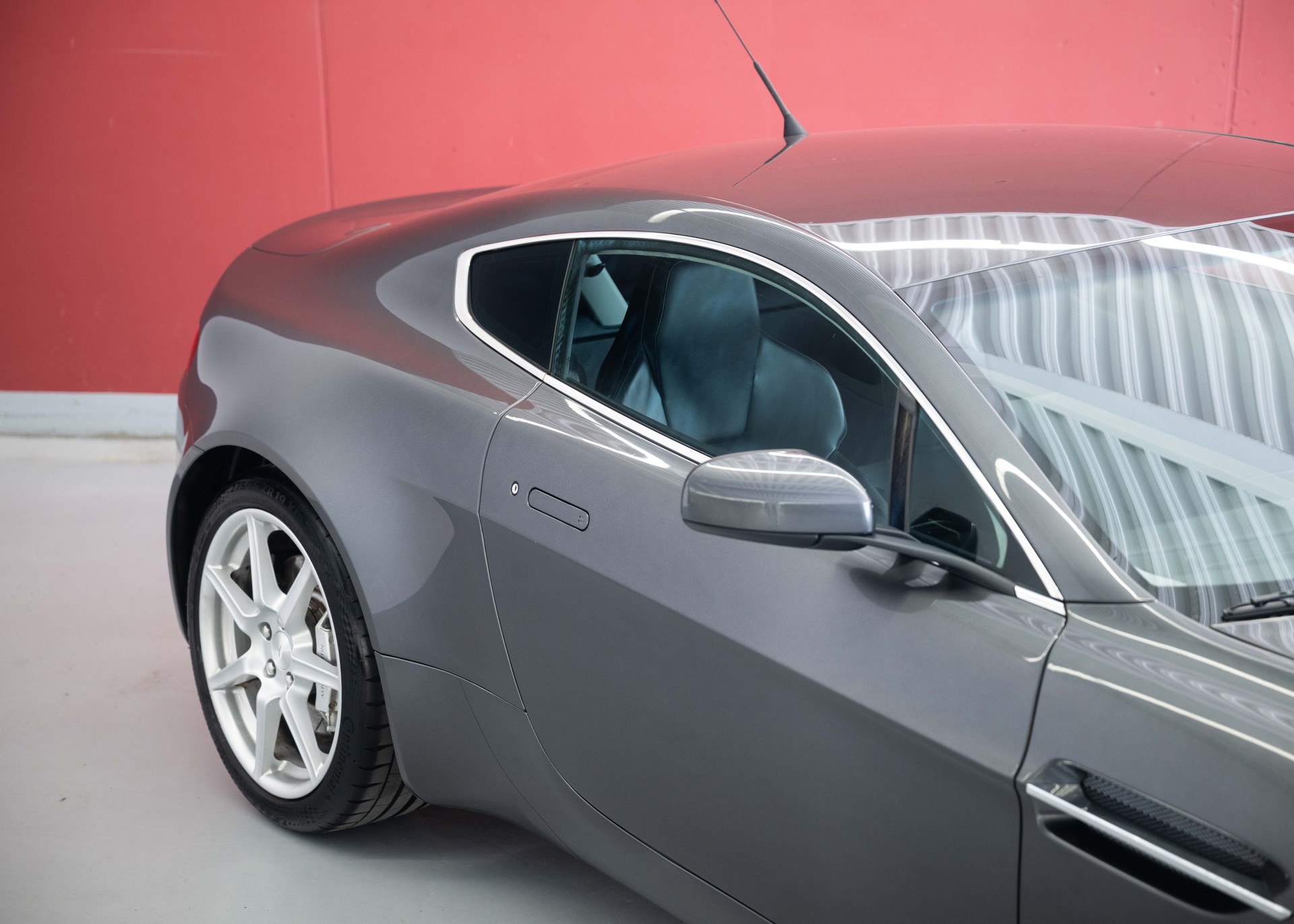 ASTON MARTIN V8 Vantage 4.3 Manual transmission (Swiss car, 1st hand, full Aston Martin service history)-image-11