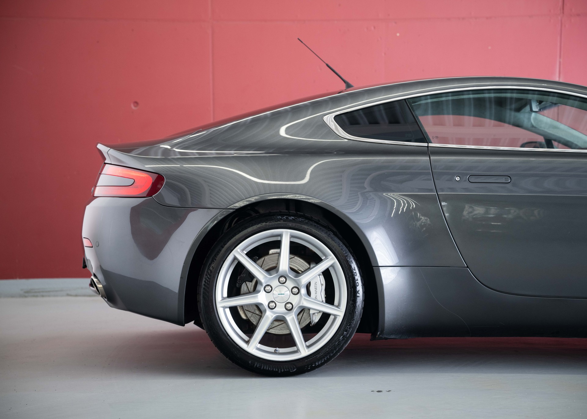 ASTON MARTIN V8 Vantage 4.3 Manual transmission (Swiss car, 1st hand, full Aston Martin service history)-image-7