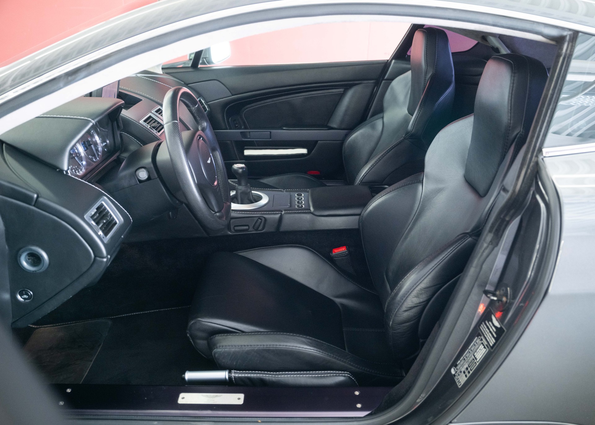 ASTON MARTIN V8 Vantage 4.3 Manual transmission (Swiss car, 1st hand, full Aston Martin service history)-image-19