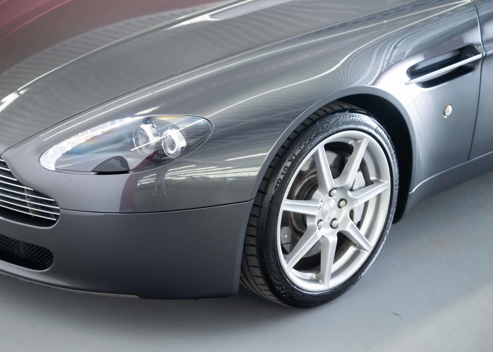 ASTON MARTIN V8 Vantage 4.3 Manual transmission (Swiss car, 1st hand, full Aston Martin service history)-image-13